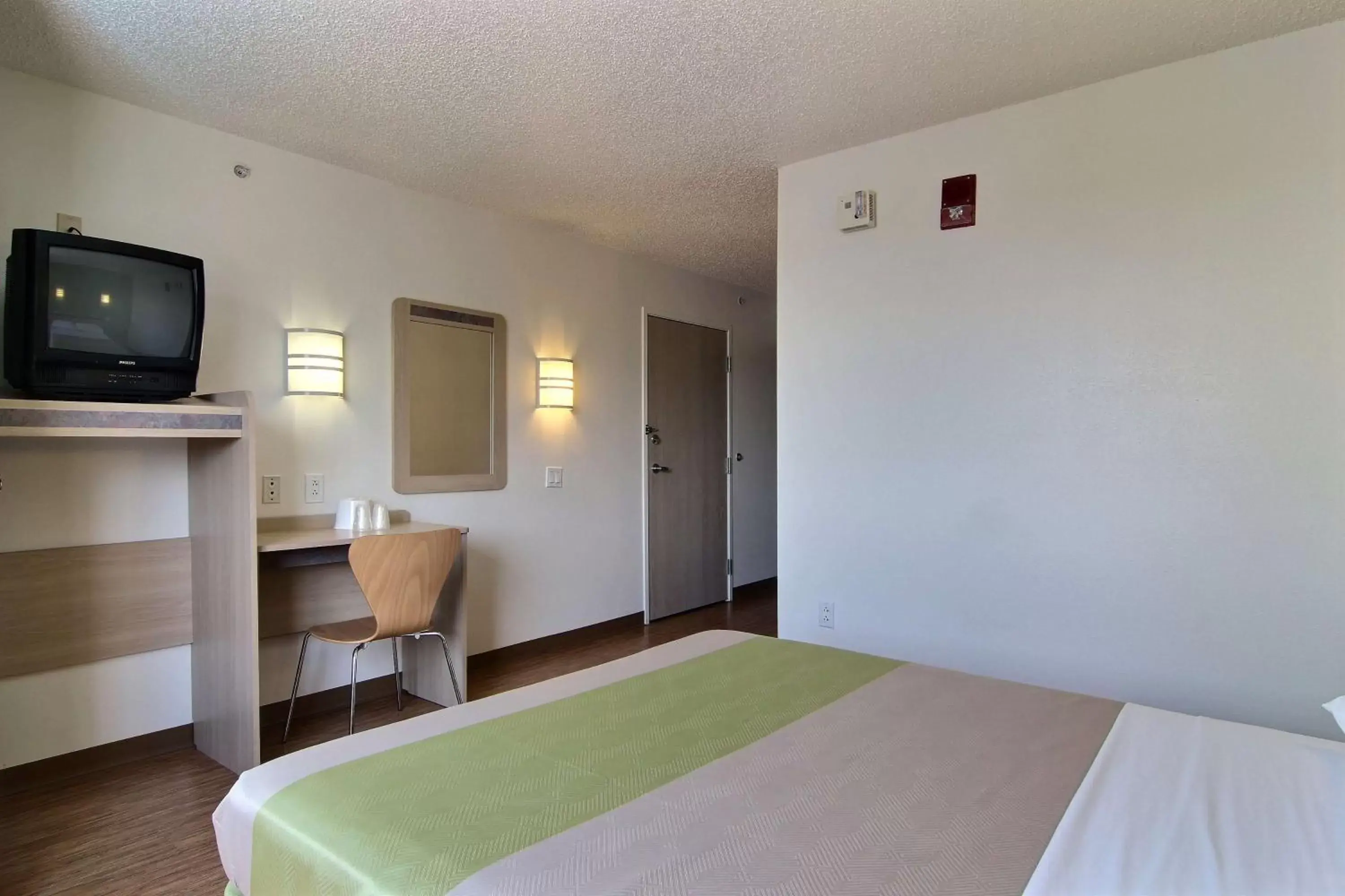 TV and multimedia, Bed in Motel 6-Albuquerque, NM - North