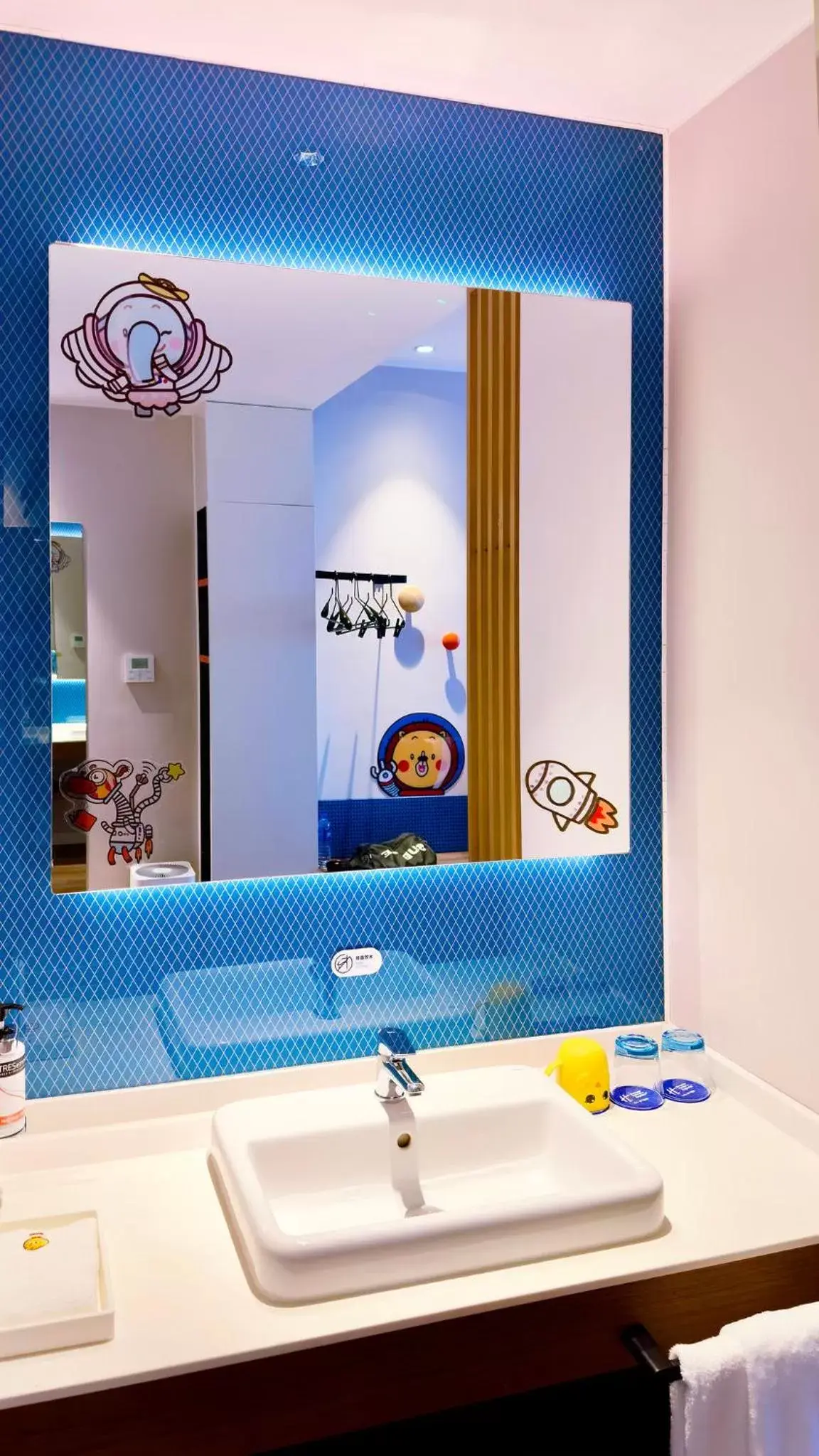 Photo of the whole room, Bathroom in Holiday Inn Express Shanghai Kangqiao, an IHG Hotel