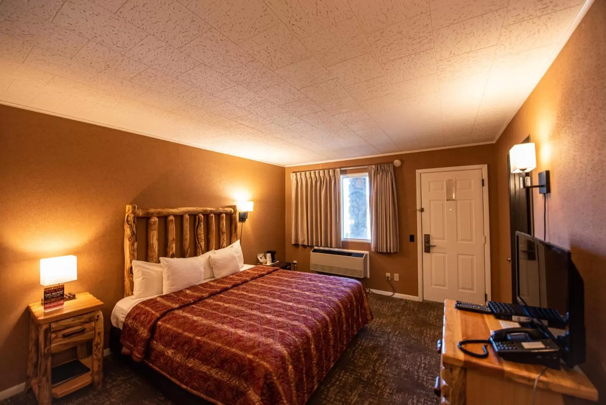 Bed in Super 8 by Wyndham Bridgeview of Mackinaw City