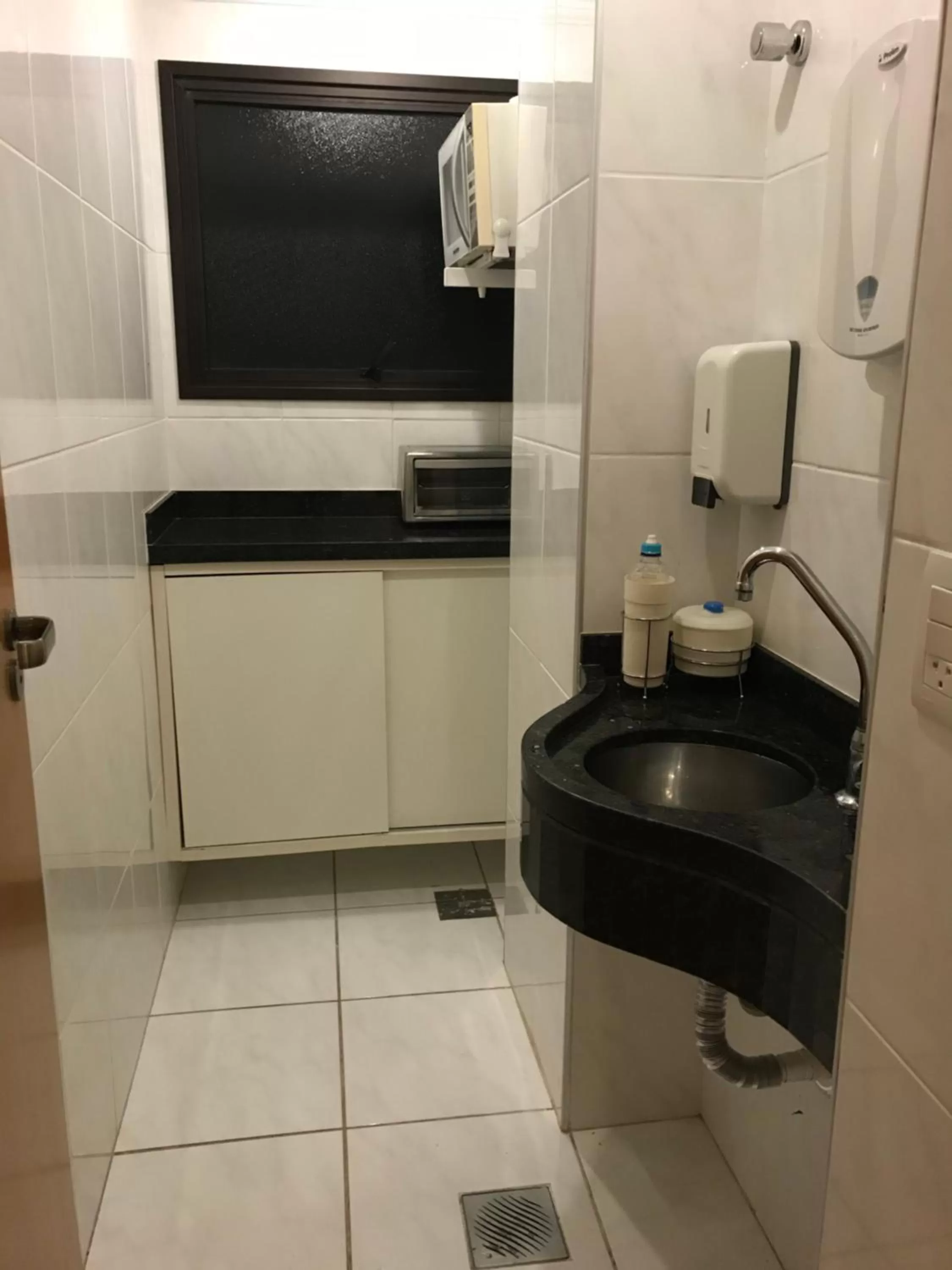 Kitchen or kitchenette, Bathroom in Condomínio Flat Piemonte