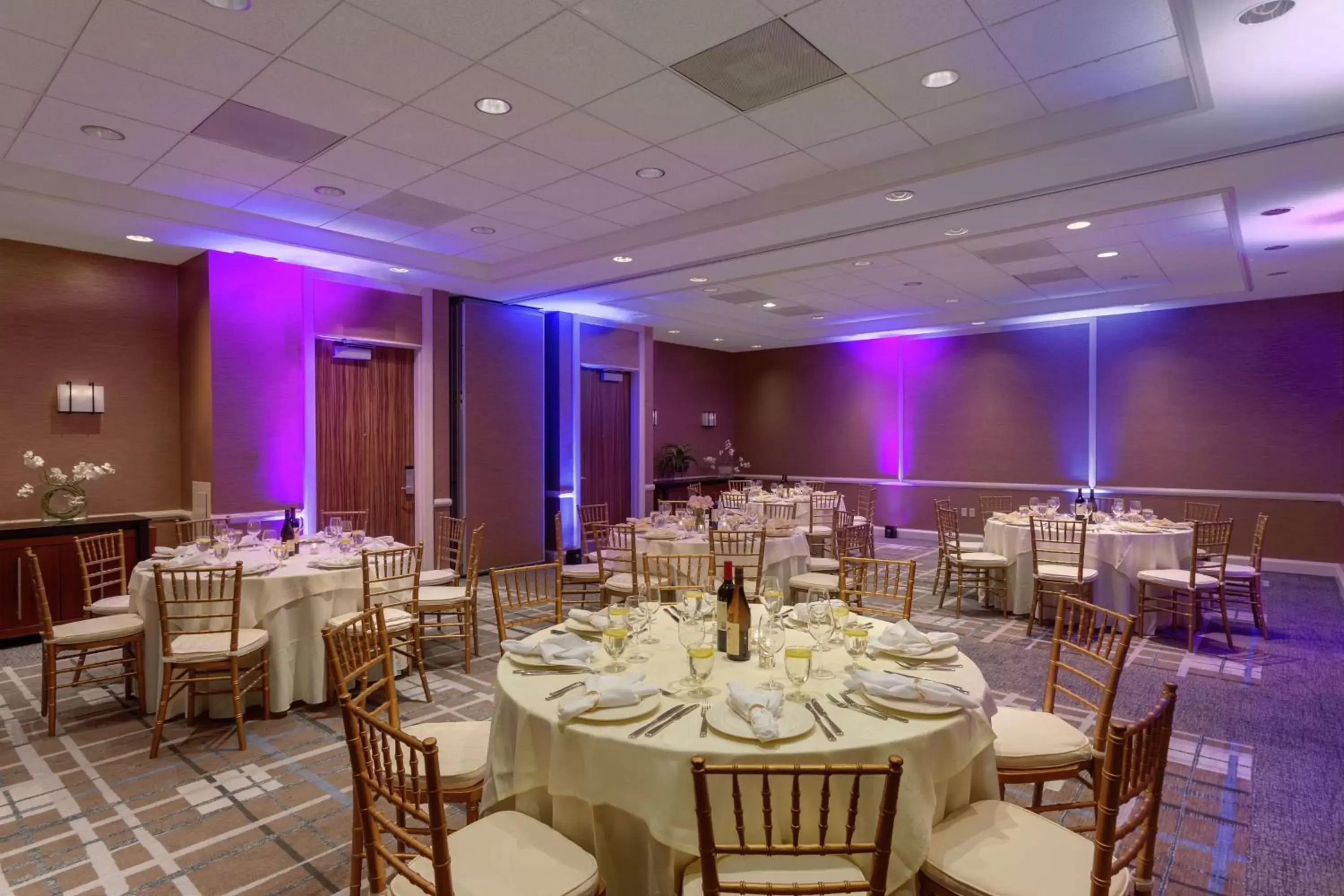Meeting/conference room, Restaurant/Places to Eat in DoubleTree Suites by Hilton Hotel Boston - Cambridge