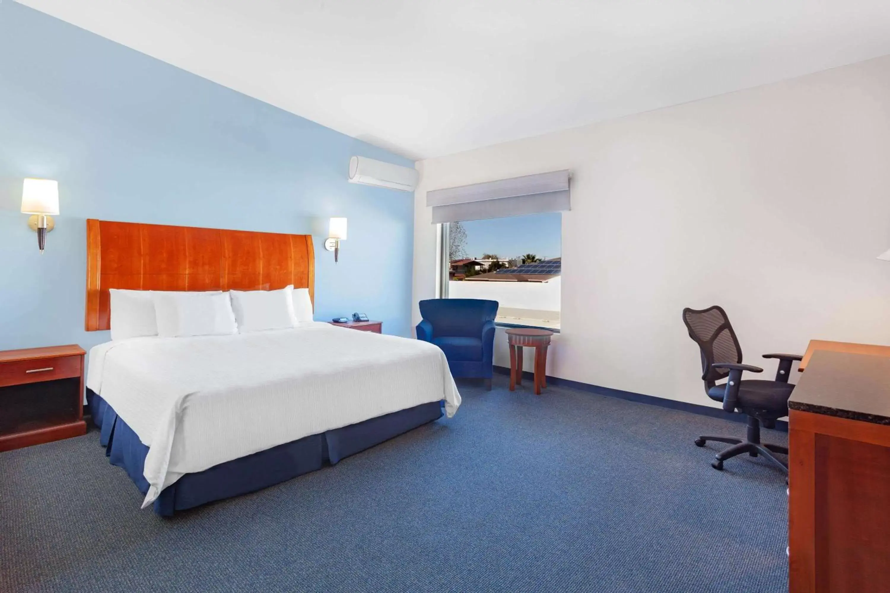 Photo of the whole room, Bed in Days Inn by Wyndham Piedras Negras