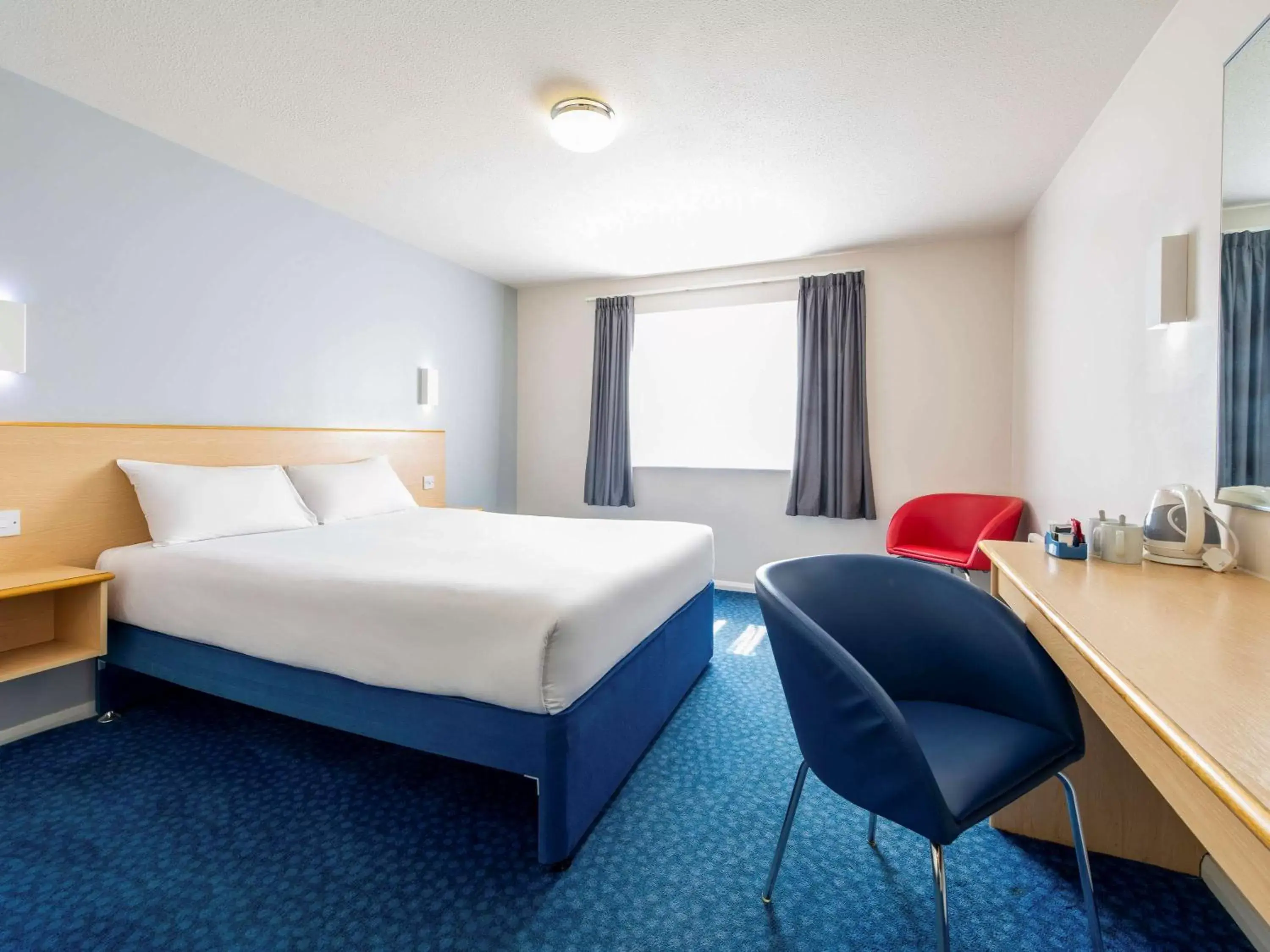 Photo of the whole room in ibis budget Dundee Camperdown