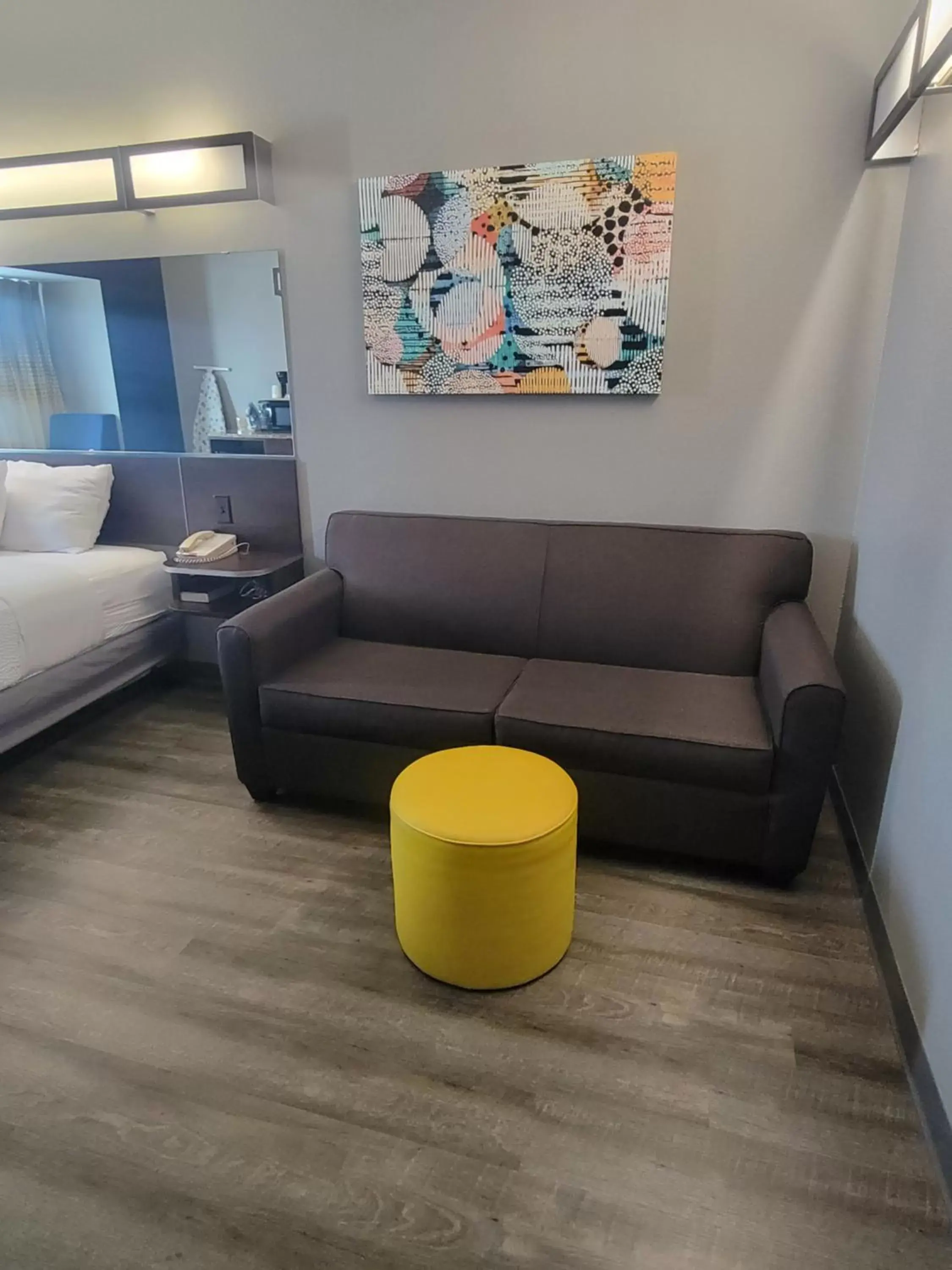 Seating Area in Microtel Inn & Suites by Wyndham Bluffs