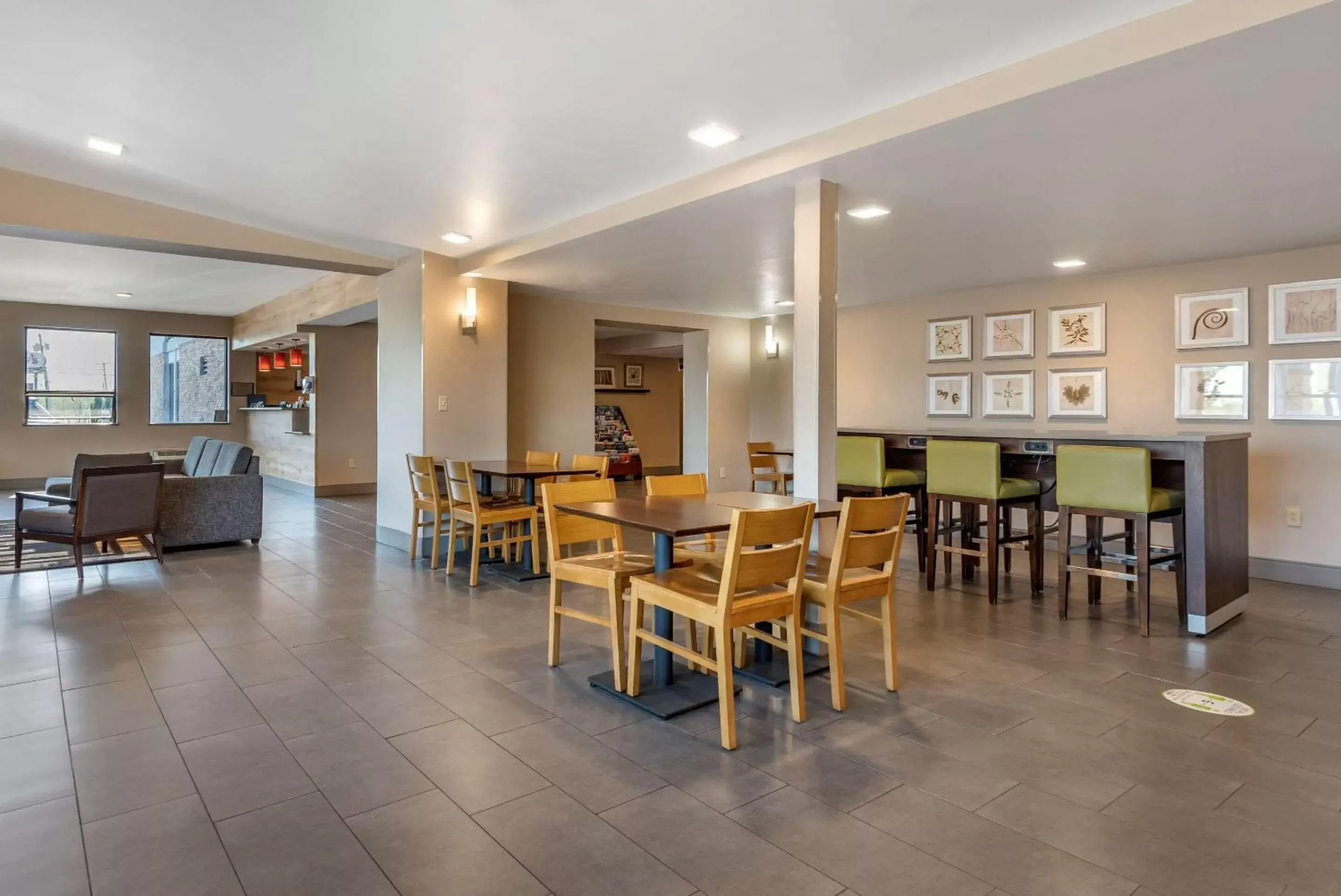 Restaurant/Places to Eat in Comfort Inn & Suites Syracuse North