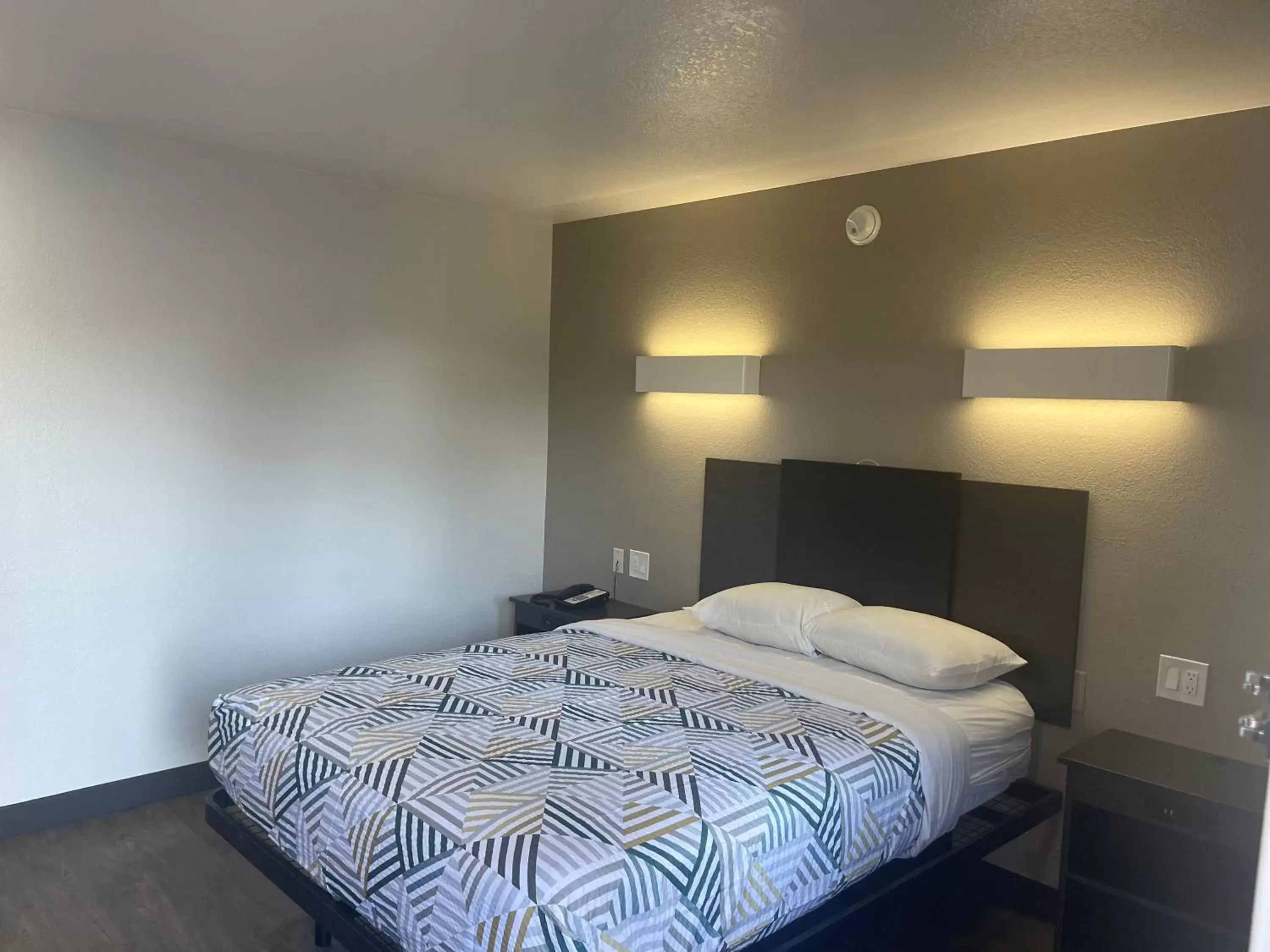 Bed in Motel 6 Denton, TX - UNT