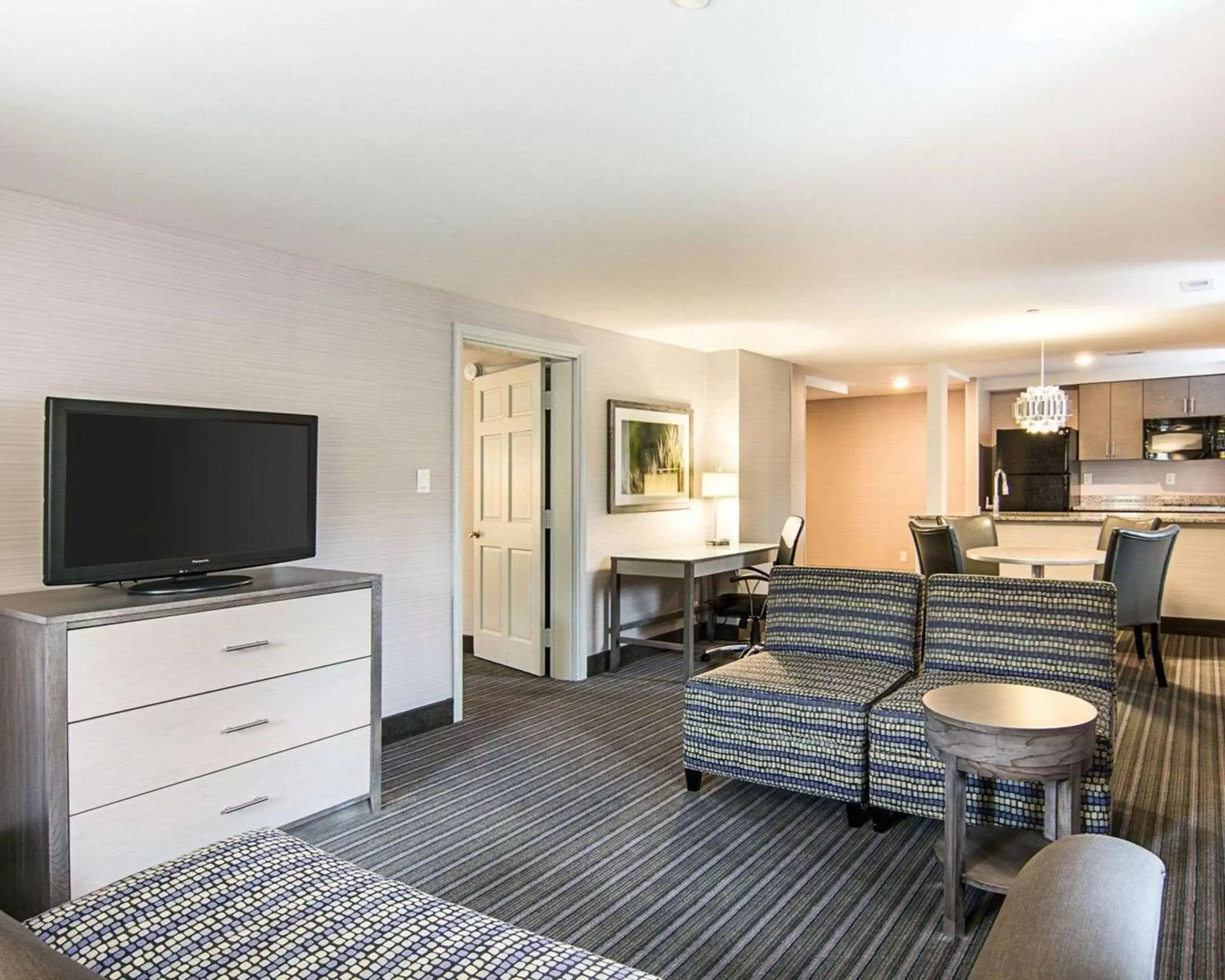 Photo of the whole room, TV/Entertainment Center in Comfort Inn Williamsburg Gateway