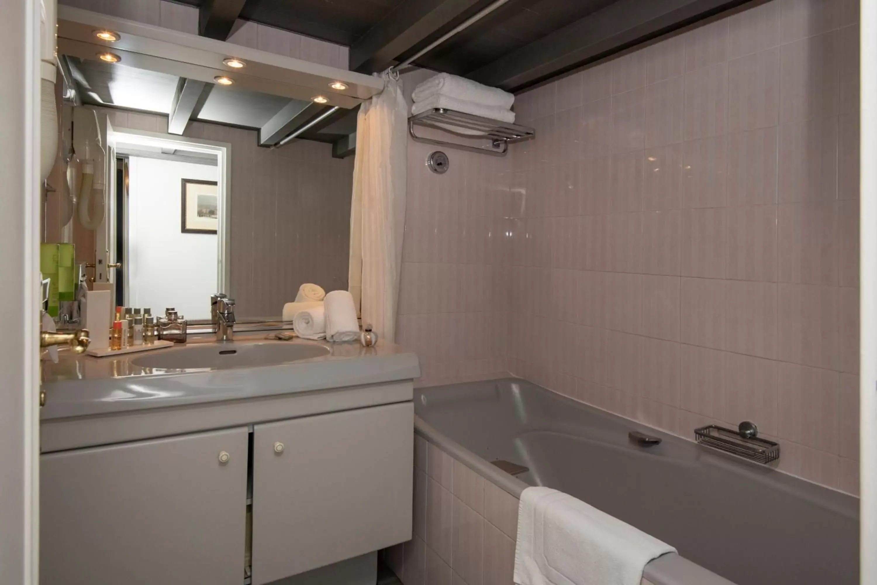 Bathroom in GOLDEN TULIP CANNES HOTEL de PARIS
