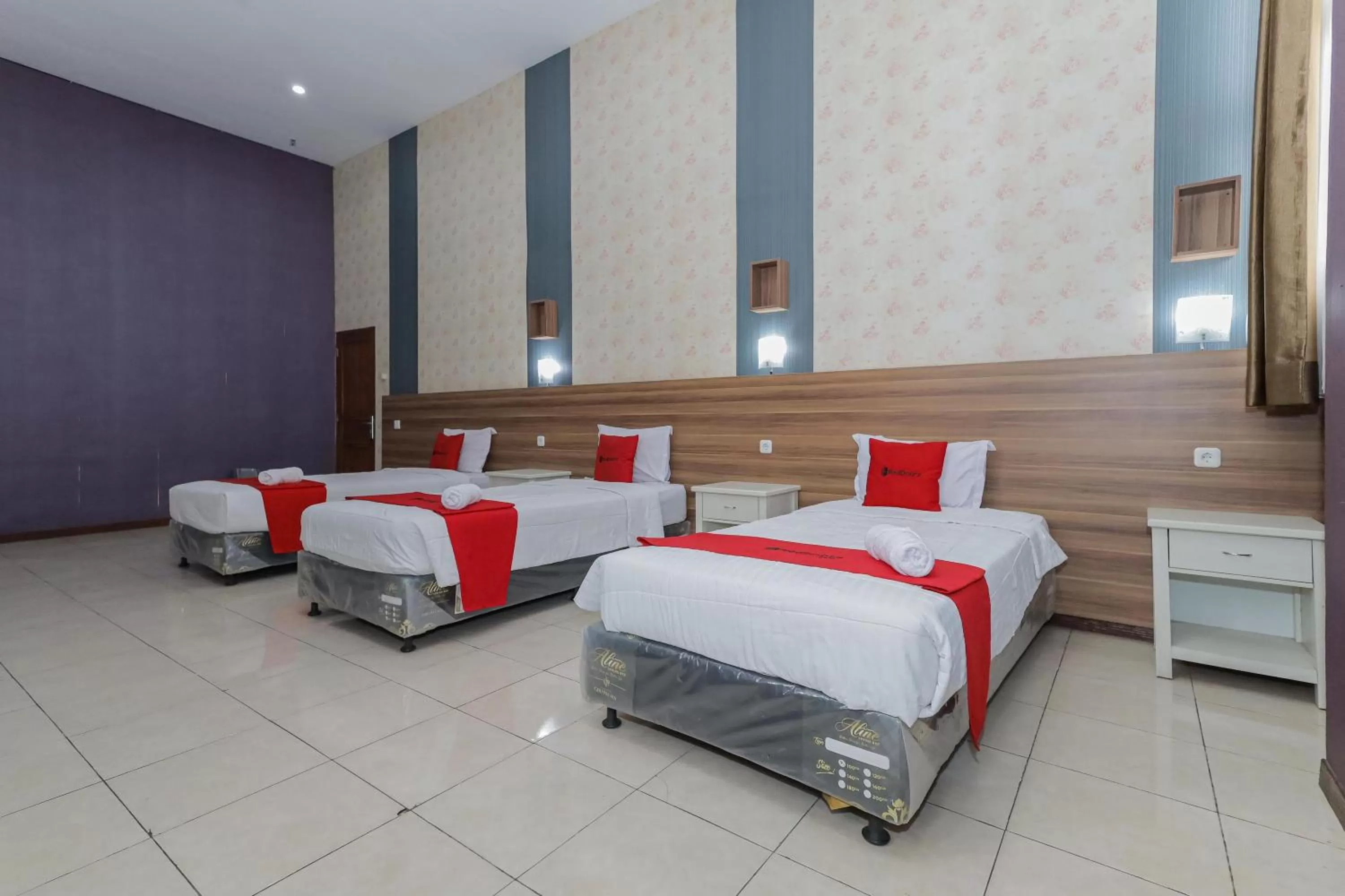 Bedroom, Bed in RedDoorz Syariah @ Klojen Malang