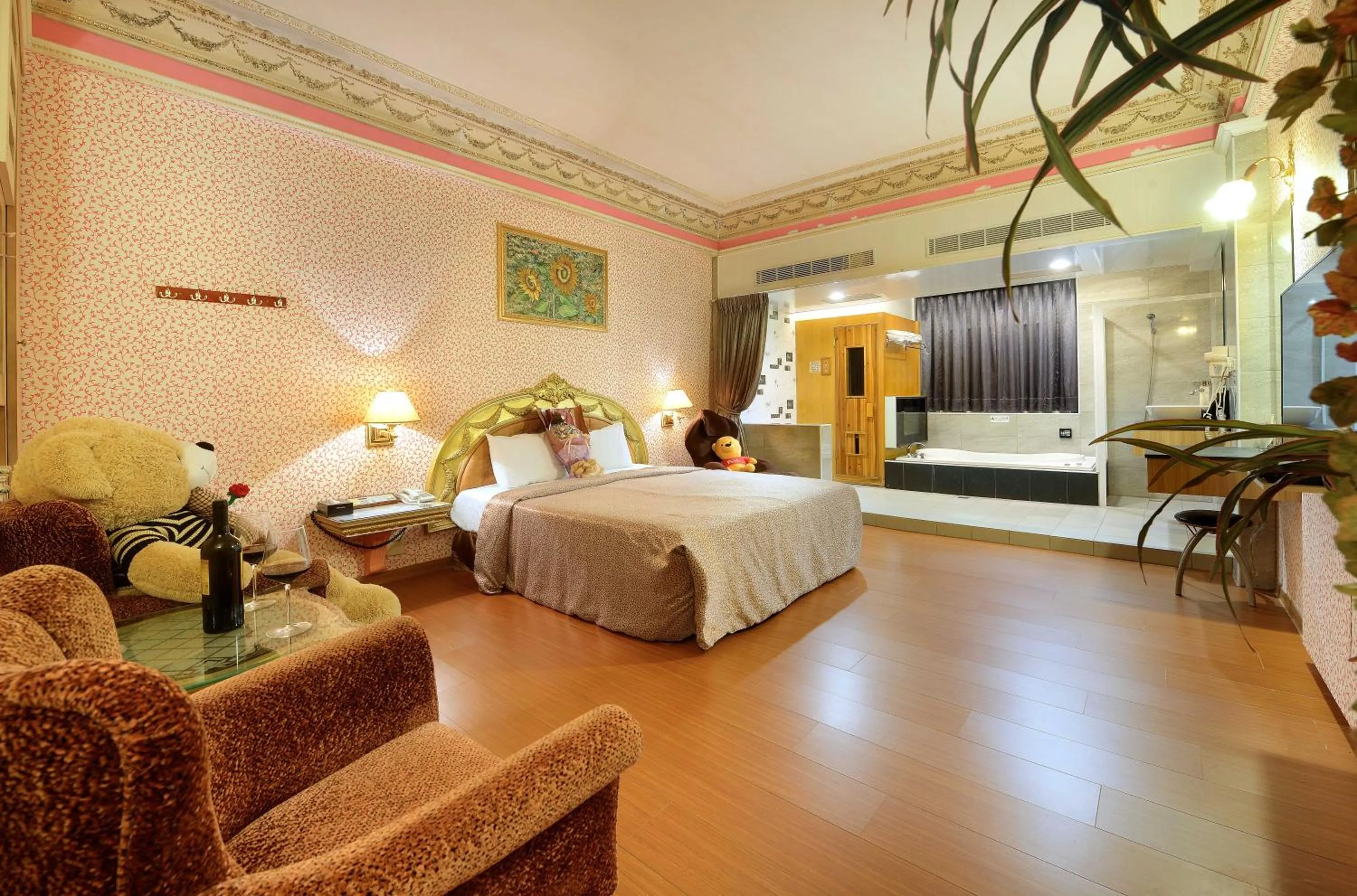 Bedroom, Bed in Holland Village Motel