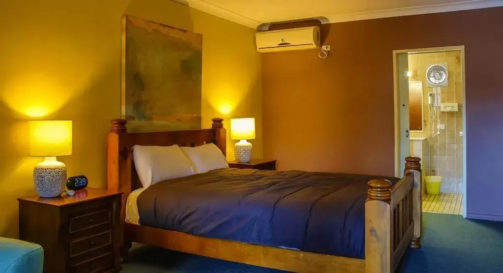 Bed in Cumberland Motor Inn