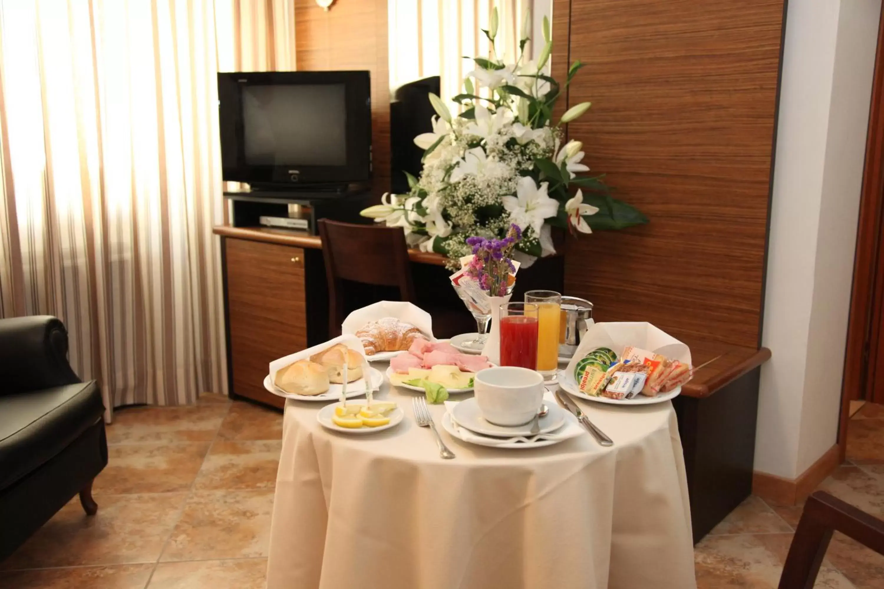 Breakfast, TV/Entertainment Center in Royal Hotel