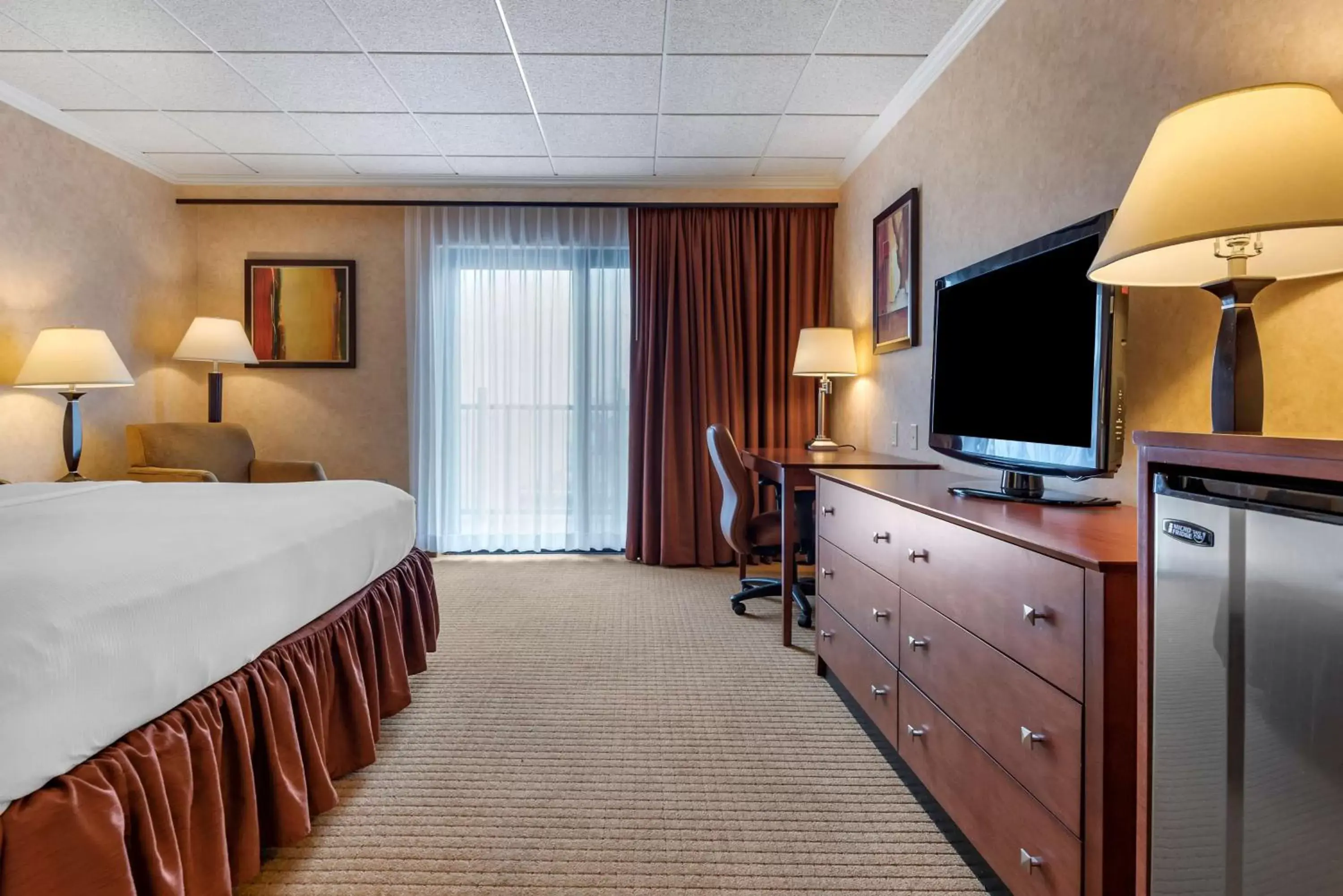 Bedroom, TV/Entertainment Center in Best Western Plus Oswego Hotel and Conference Center
