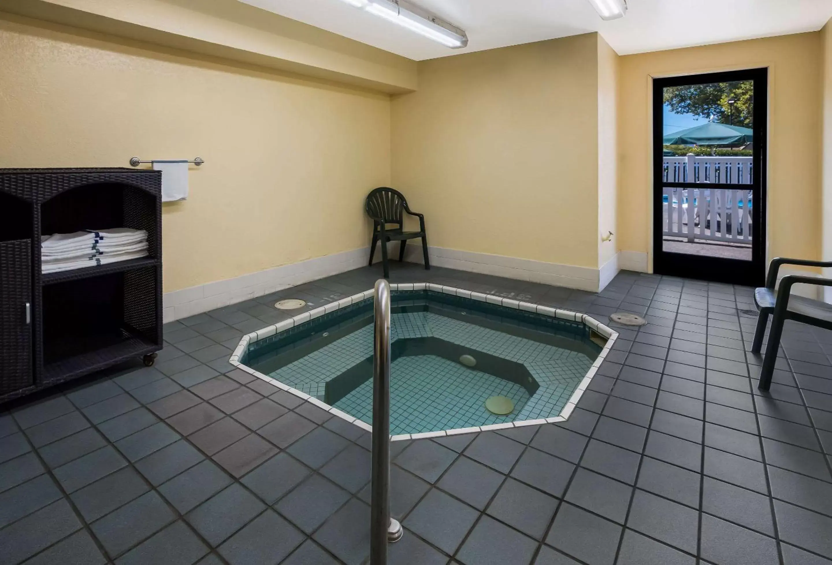 Pool view, Swimming Pool in Quality Inn & Suites Medford Airport