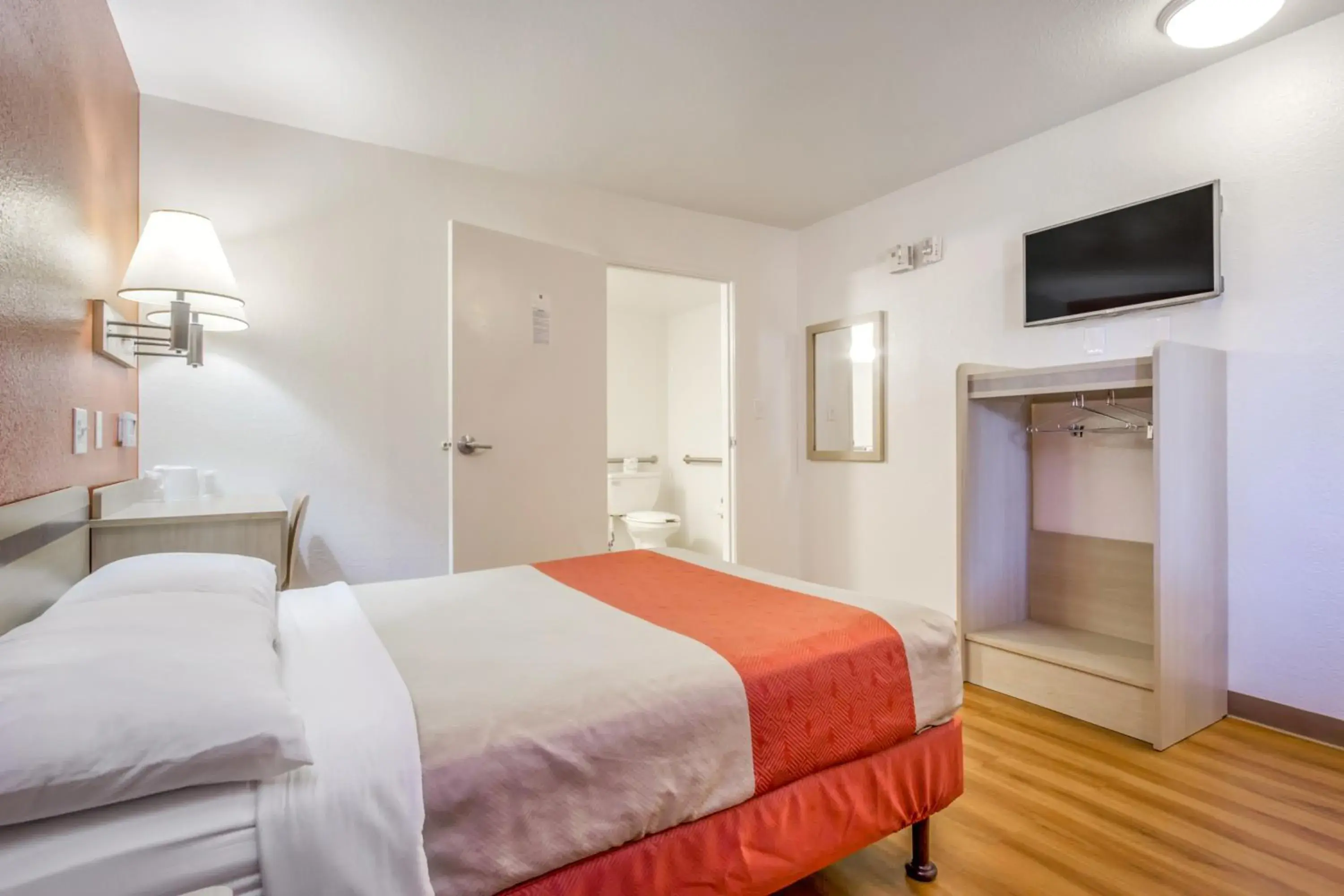 Bedroom, Bed in Motel 6-Phoenix, AZ - West Bedroom, Bed in Motel 6-Phoenix, AZ - West