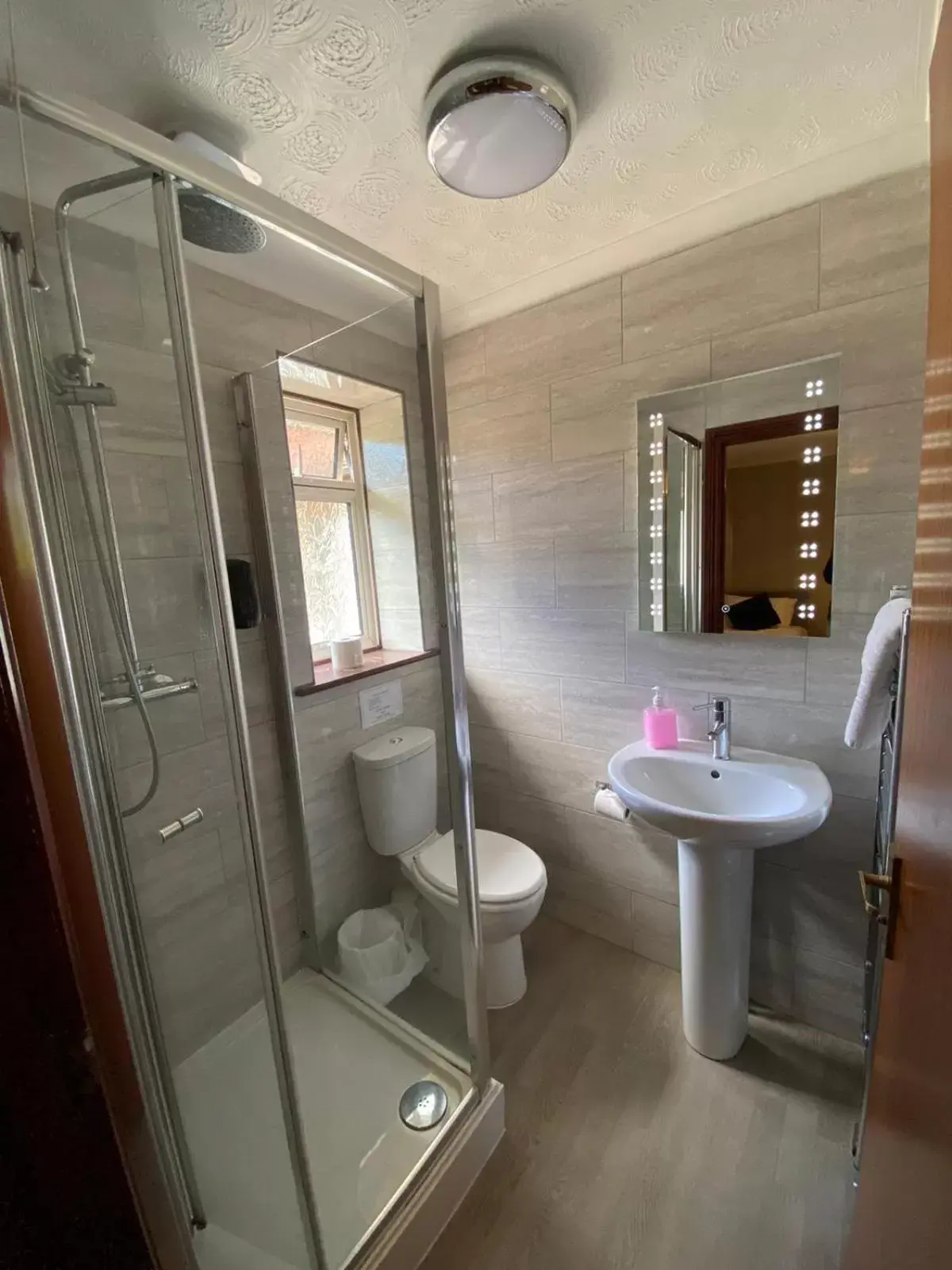 Bathroom in Little Foxes Hotel & Gatwick Airport Parking