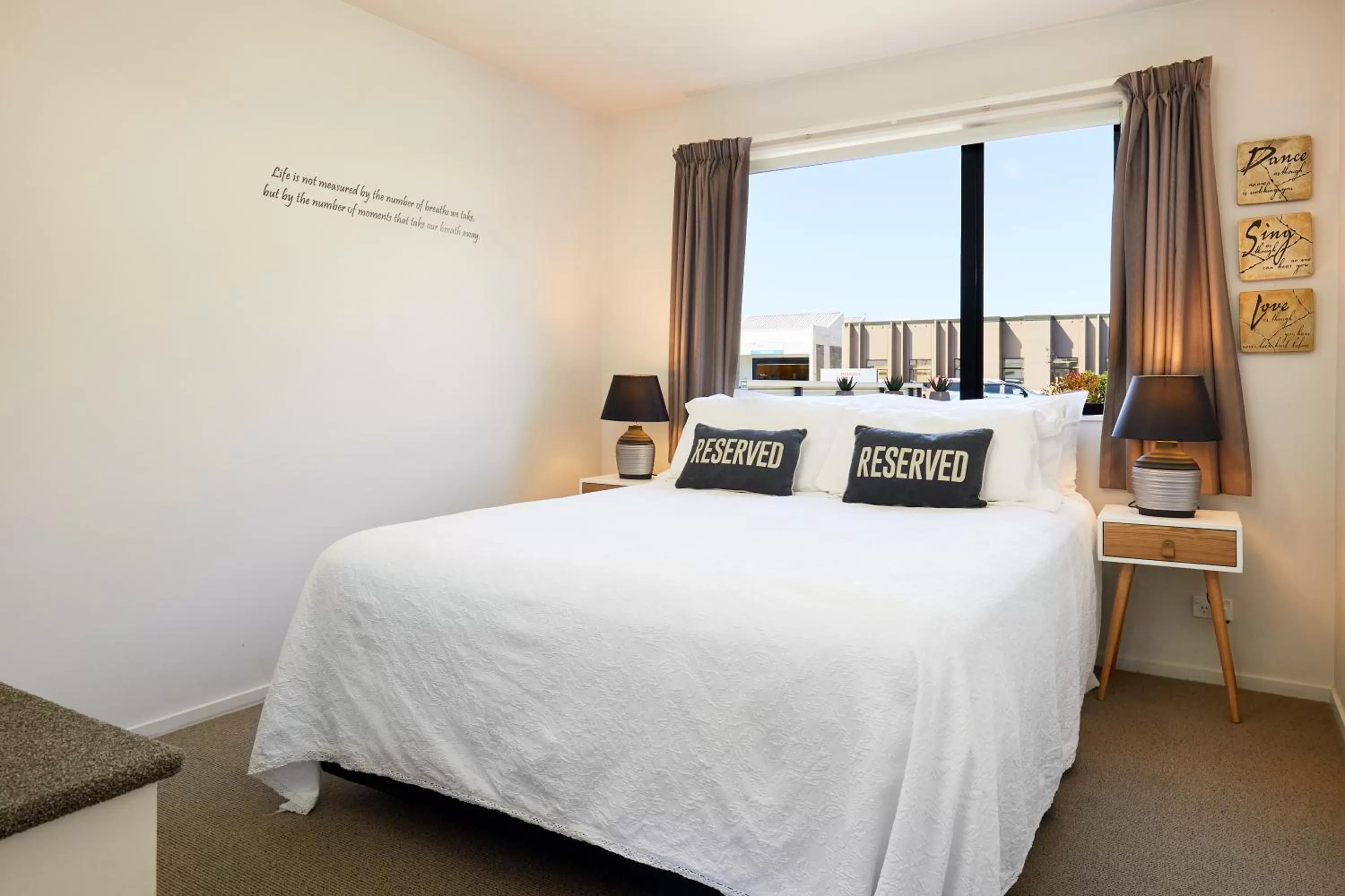 Bed in Blenheim Palms Motel