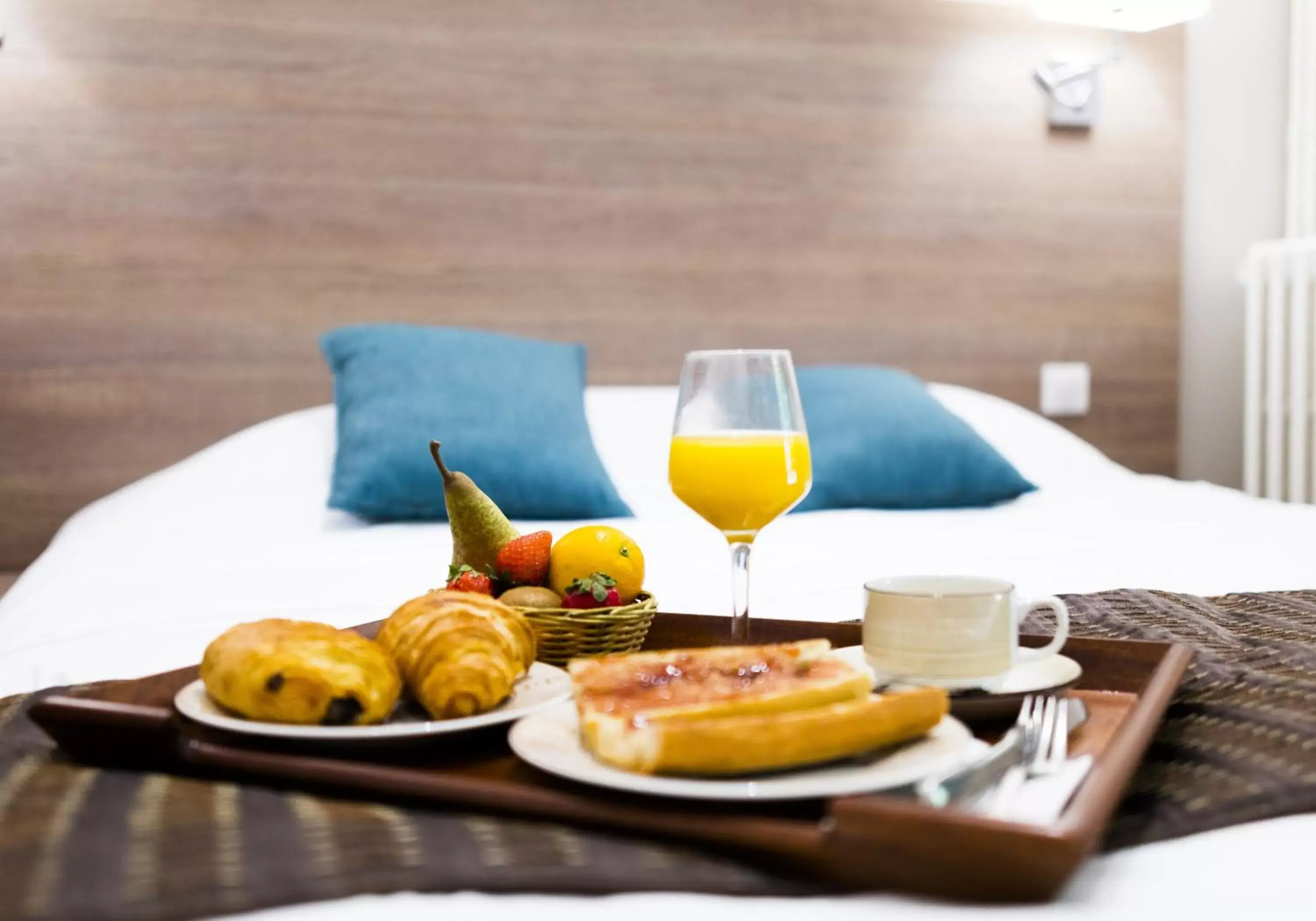 Breakfast, Bed in Logis Hôtel Restaurant Le Cours Breakfast, Bed in Logis Hôtel Restaurant Le Cours