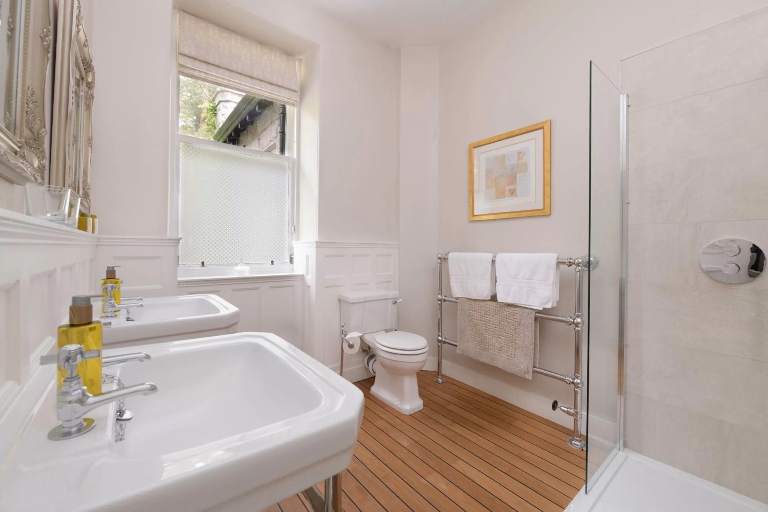 Bathroom in Lys-Na-Greyne Country House