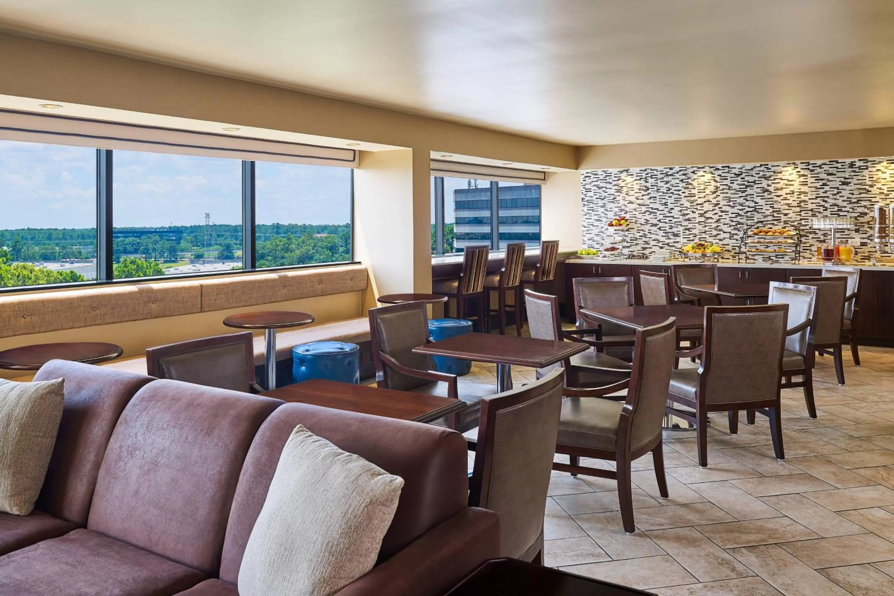 Lounge or bar in Sheraton North Houston at George Bush Intercontinental