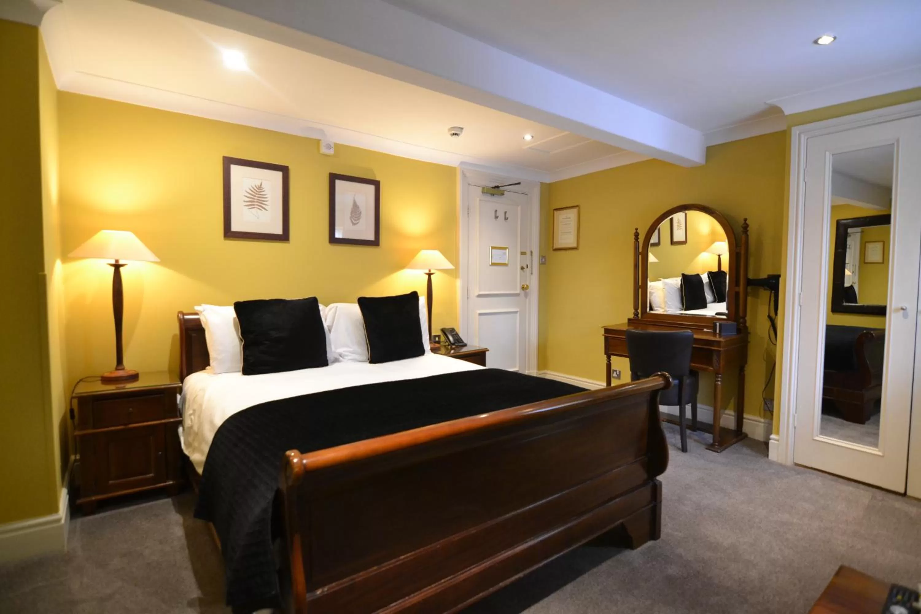 Bed in Angel and Royal Hotel