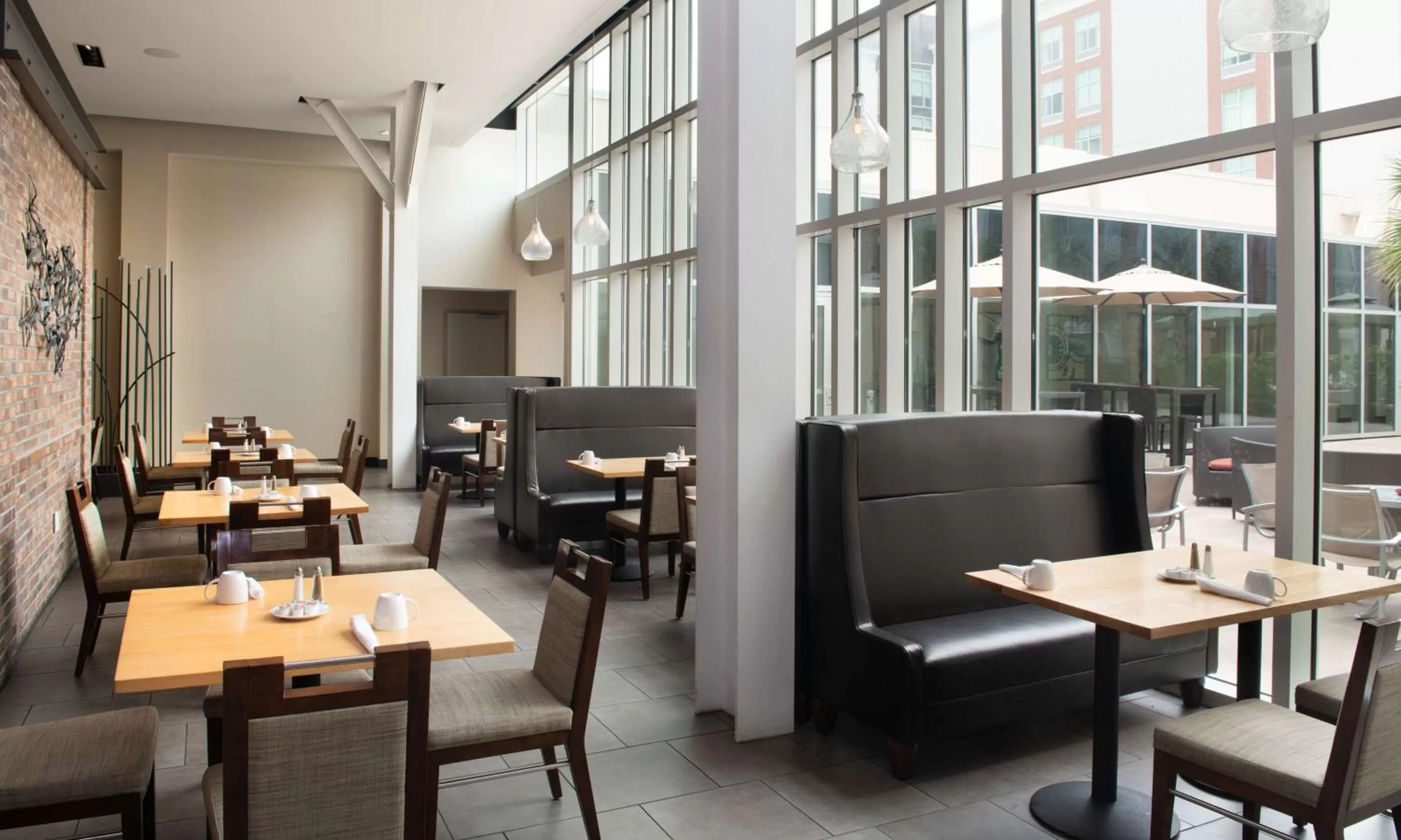 Restaurant/places to eat in DoubleTree Hotel & Suites Charleston Airport