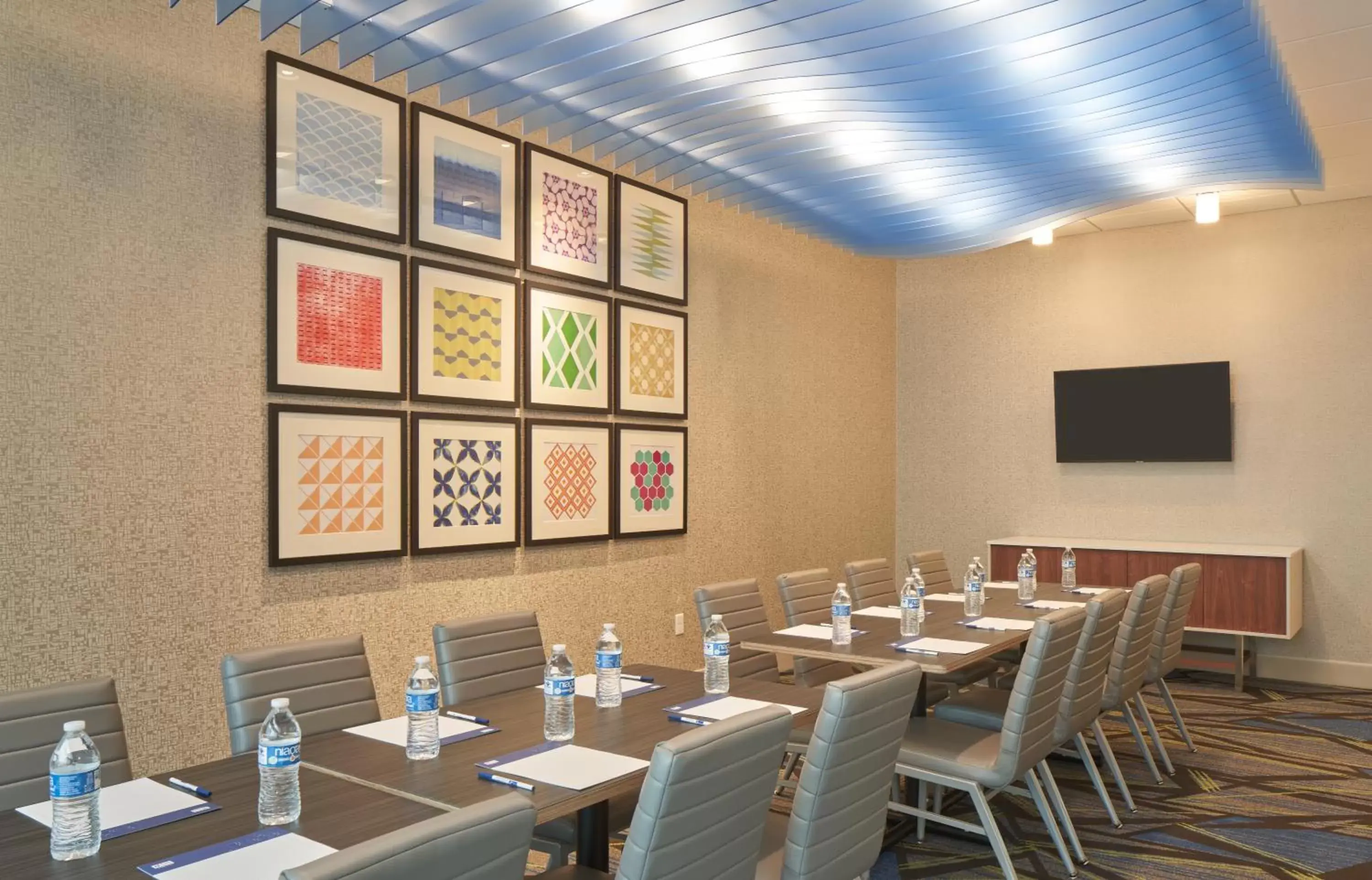 Meeting/conference room, Restaurant/Places to Eat in Holiday Inn Express Doral Miami, an IHG Hotel