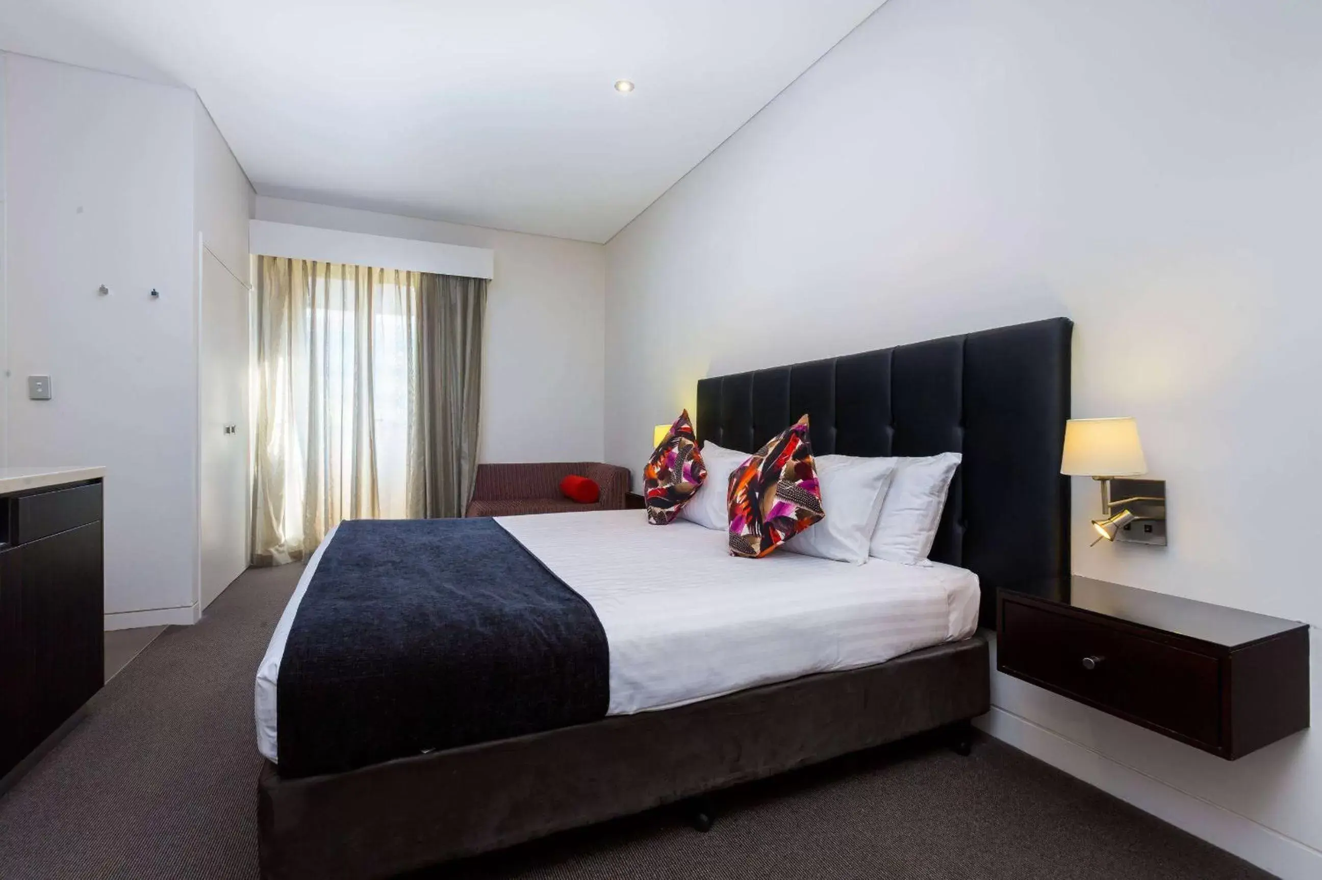 Photo of the whole room, Bed in Club Wyndham Perth, Trademark Collection by Wyndham