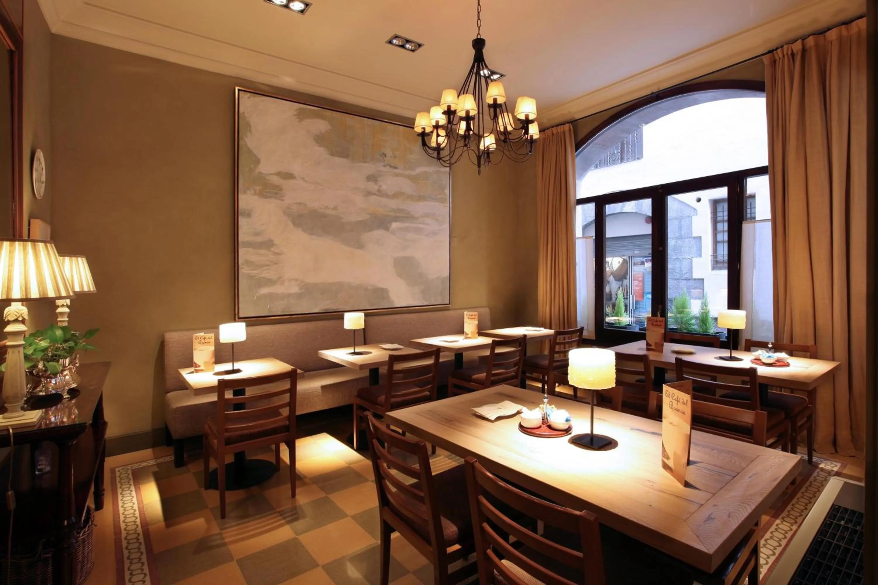 Restaurant/places to eat in Bremon Boutique Hotel by Duquessa Hotel Collection