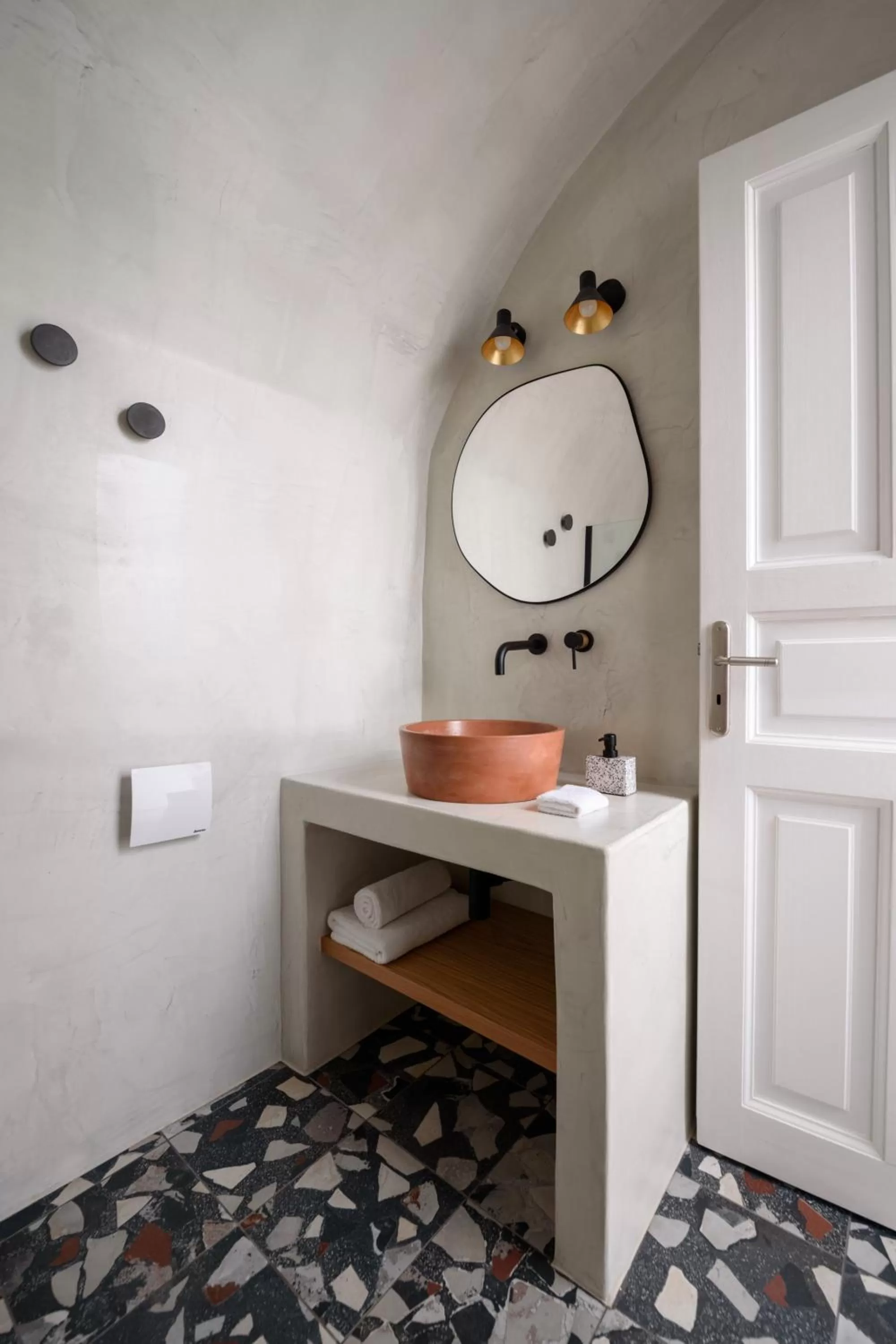 Bathroom in Keti Hotel