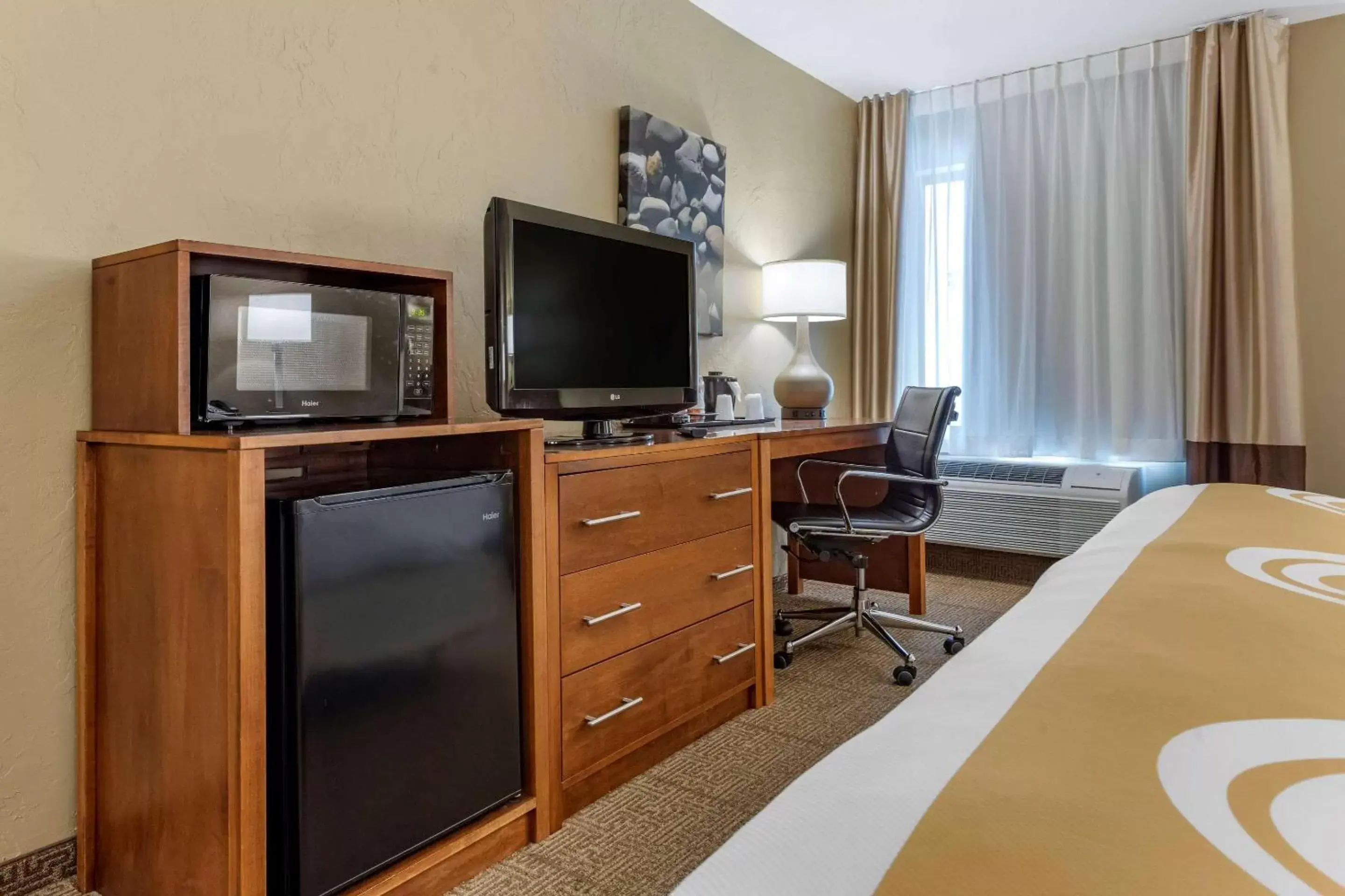 Photo of the whole room, TV/Entertainment Center in Quality Inn