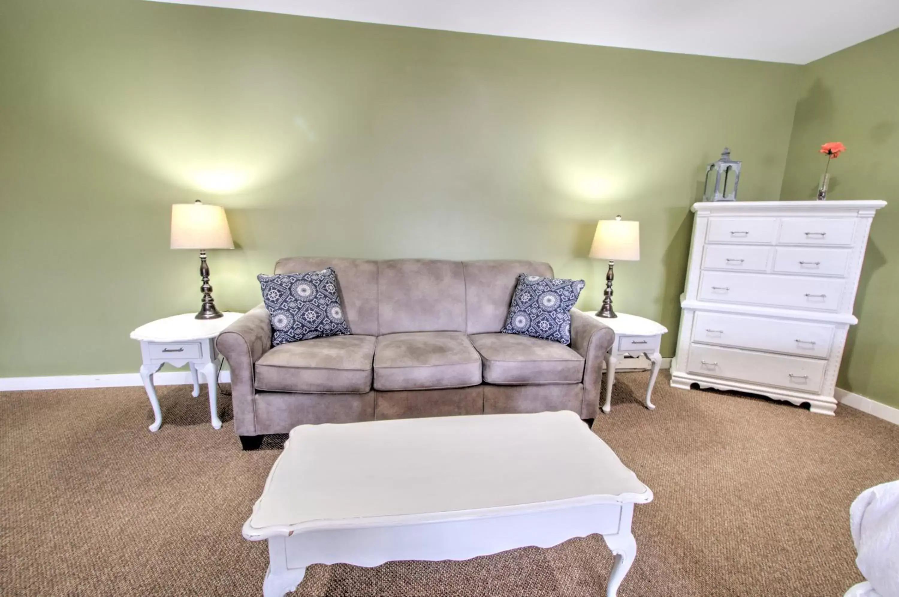 Seating Area in East Shore Lodging