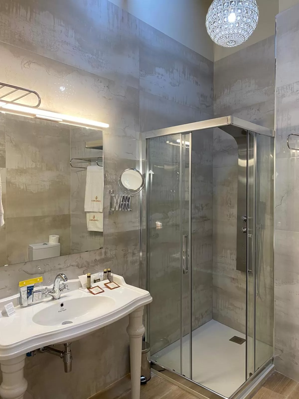 Shower in HOTEL CASABLANCA BOUTIQUE