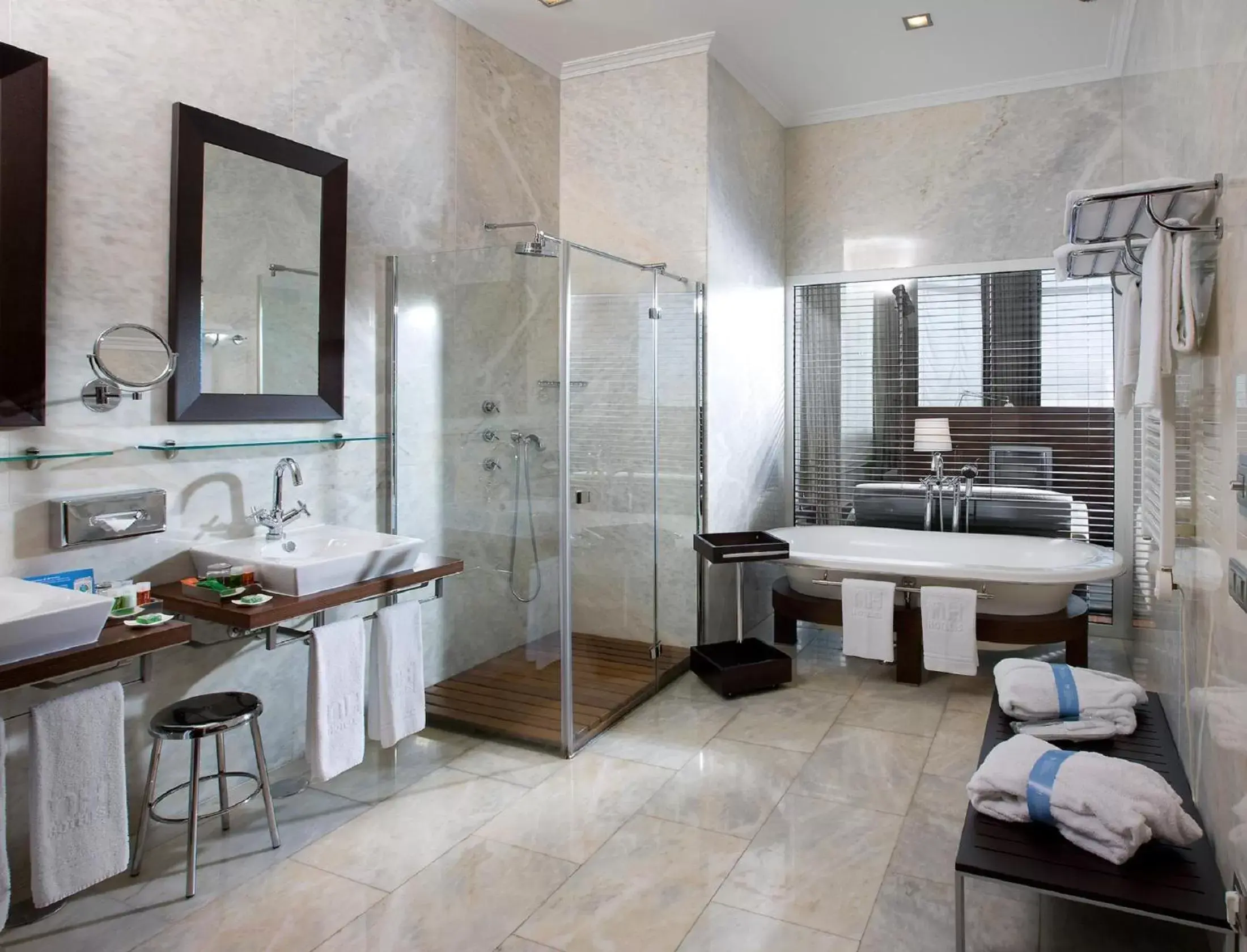 Shower, Bathroom in Hotel URH Palacio de Oriol