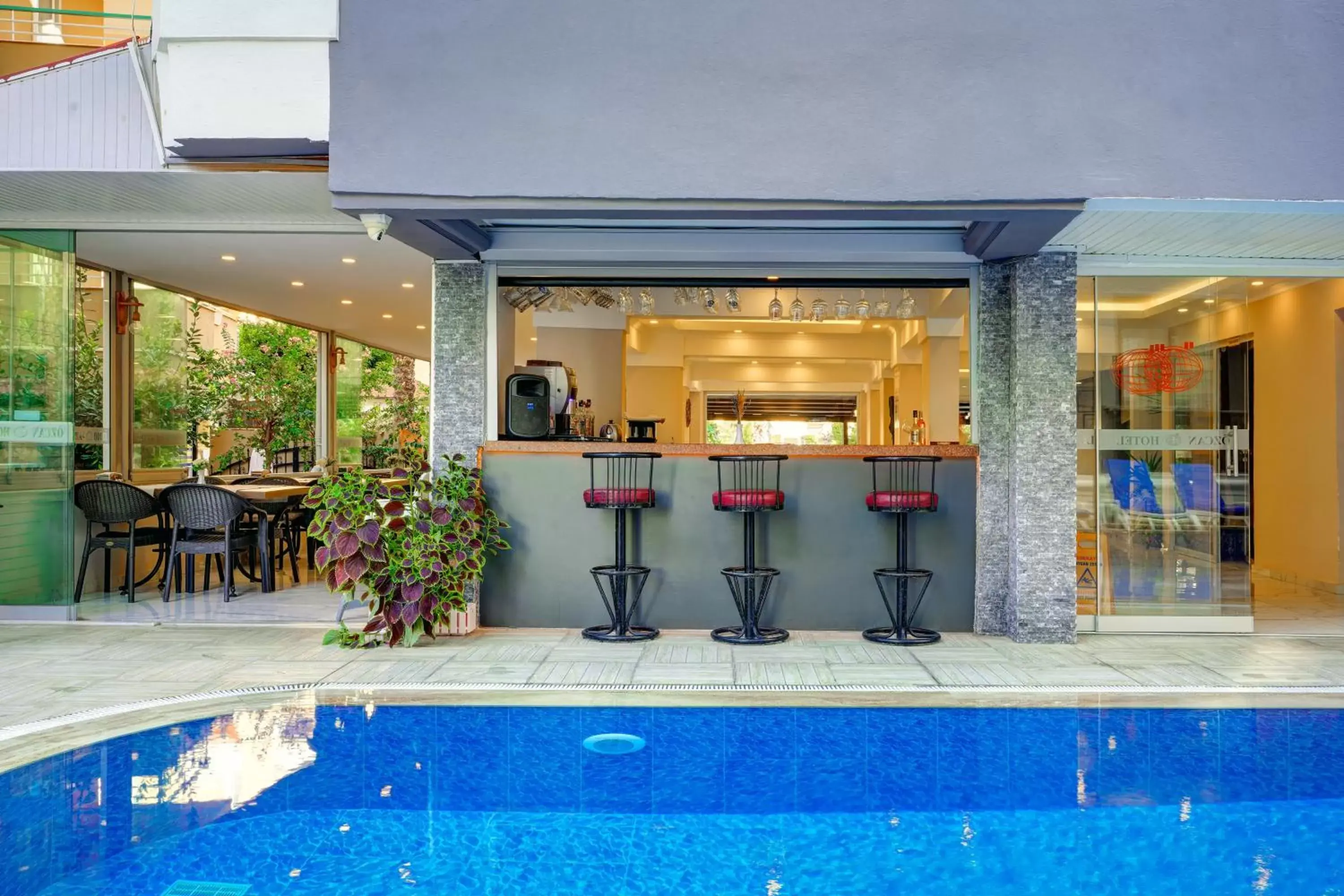 Lounge or bar, Swimming Pool in Ozcan Hotel