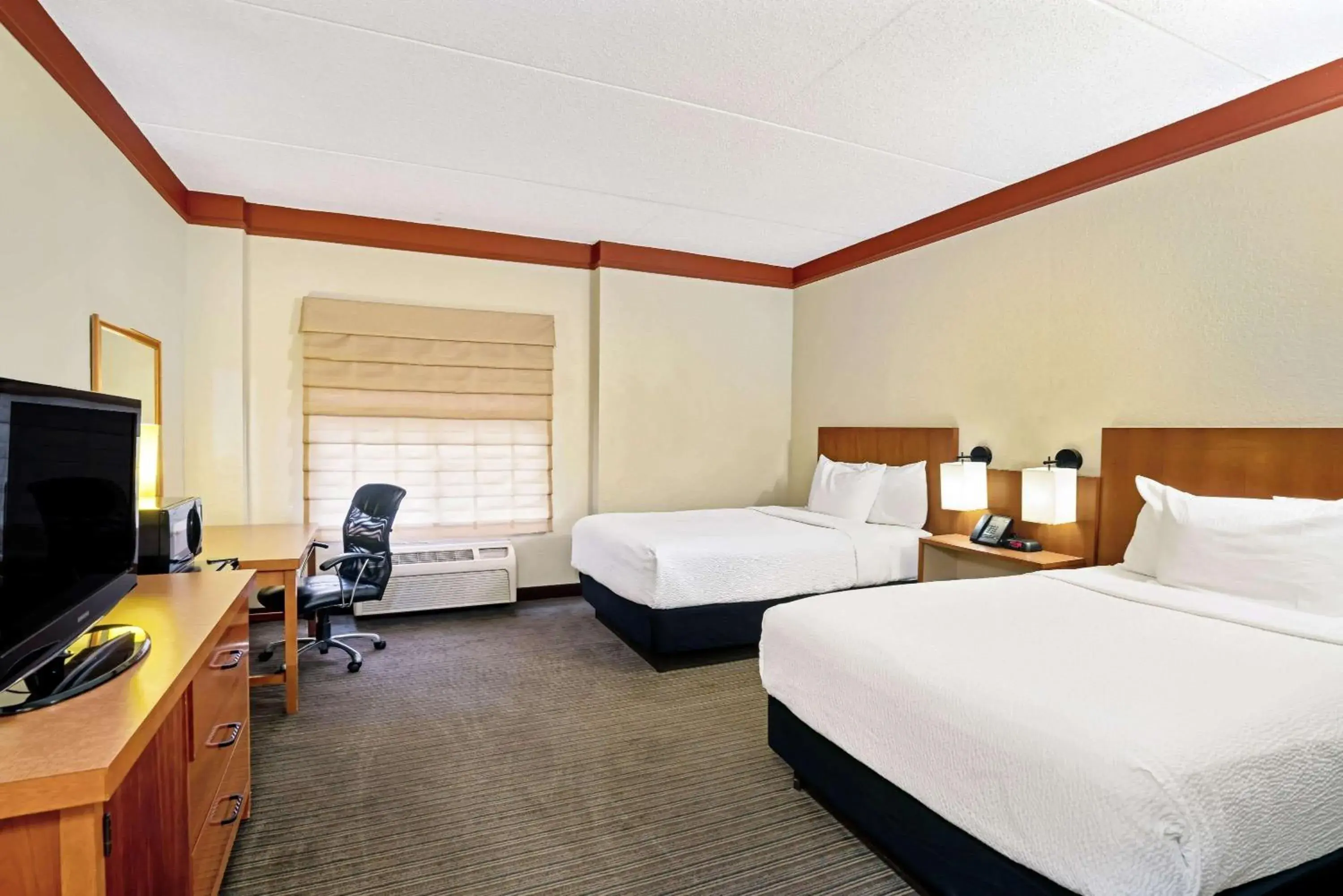 Photo of the whole room, Bed in La Quinta by Wyndham Memphis Primacy Parkway