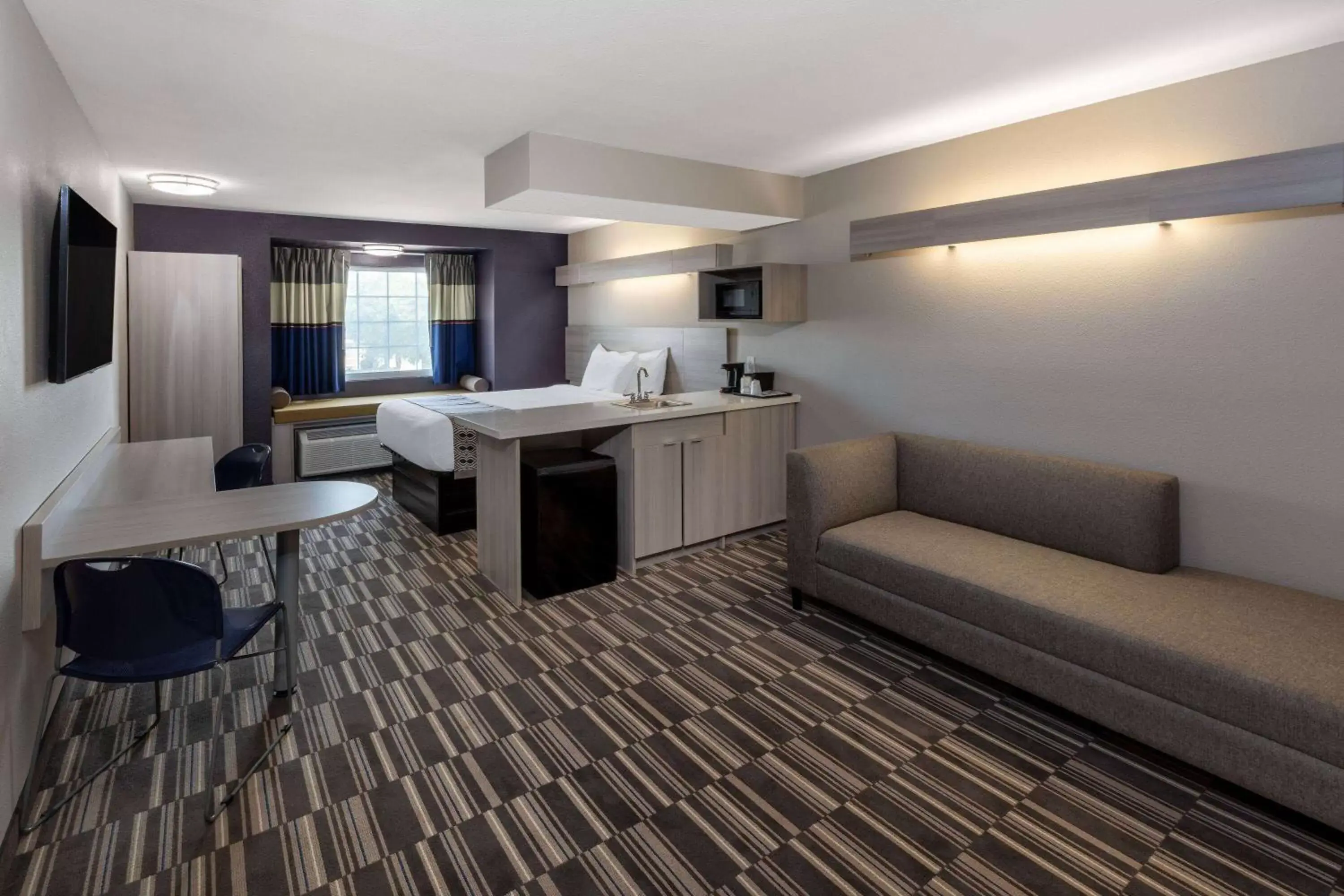 Bed, Kitchen/Kitchenette in Microtel Inn & Suites by Wyndham Bossier City