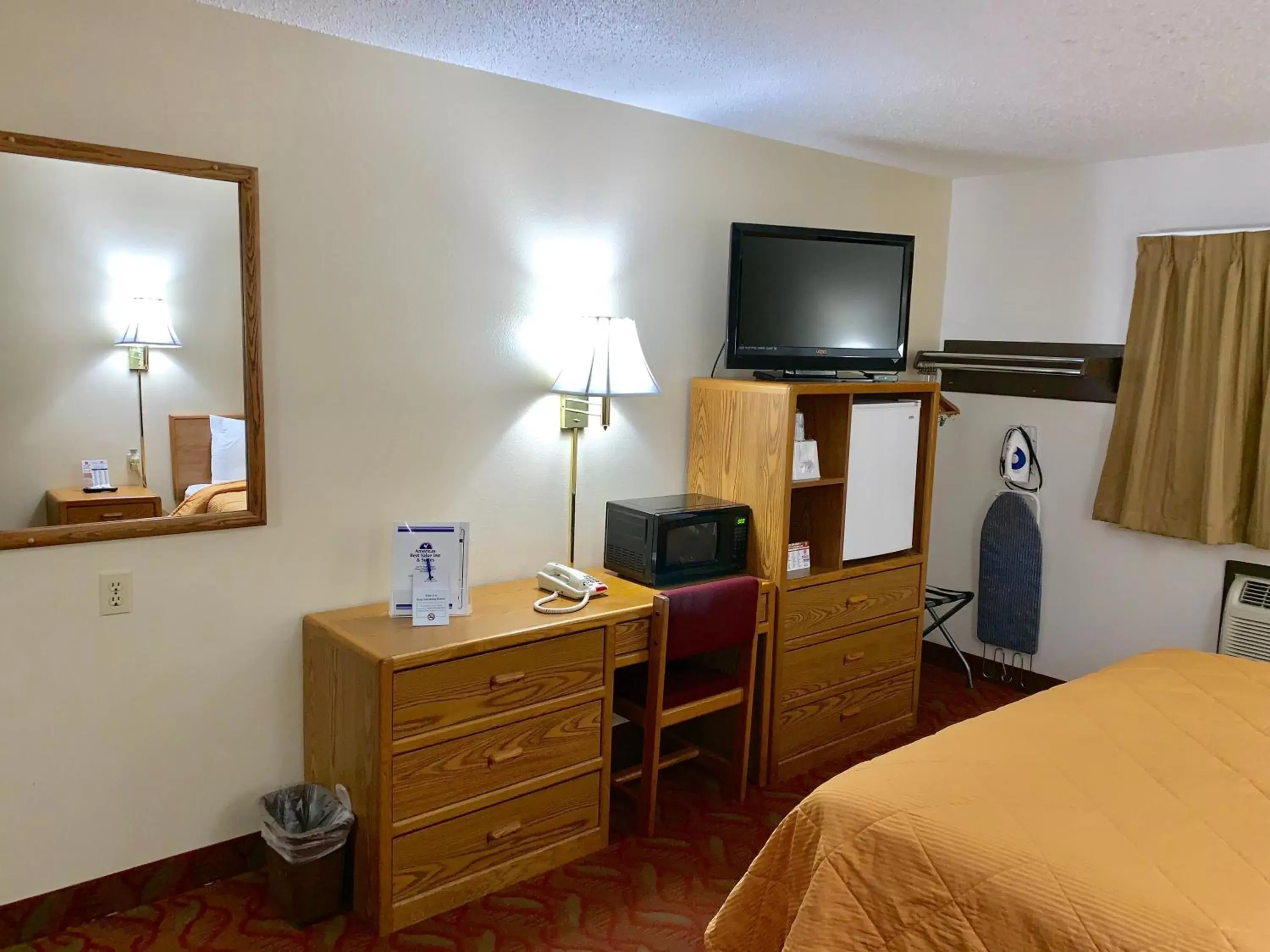 TV/Entertainment Center in Americas Best Value Inn and Suites Sidney