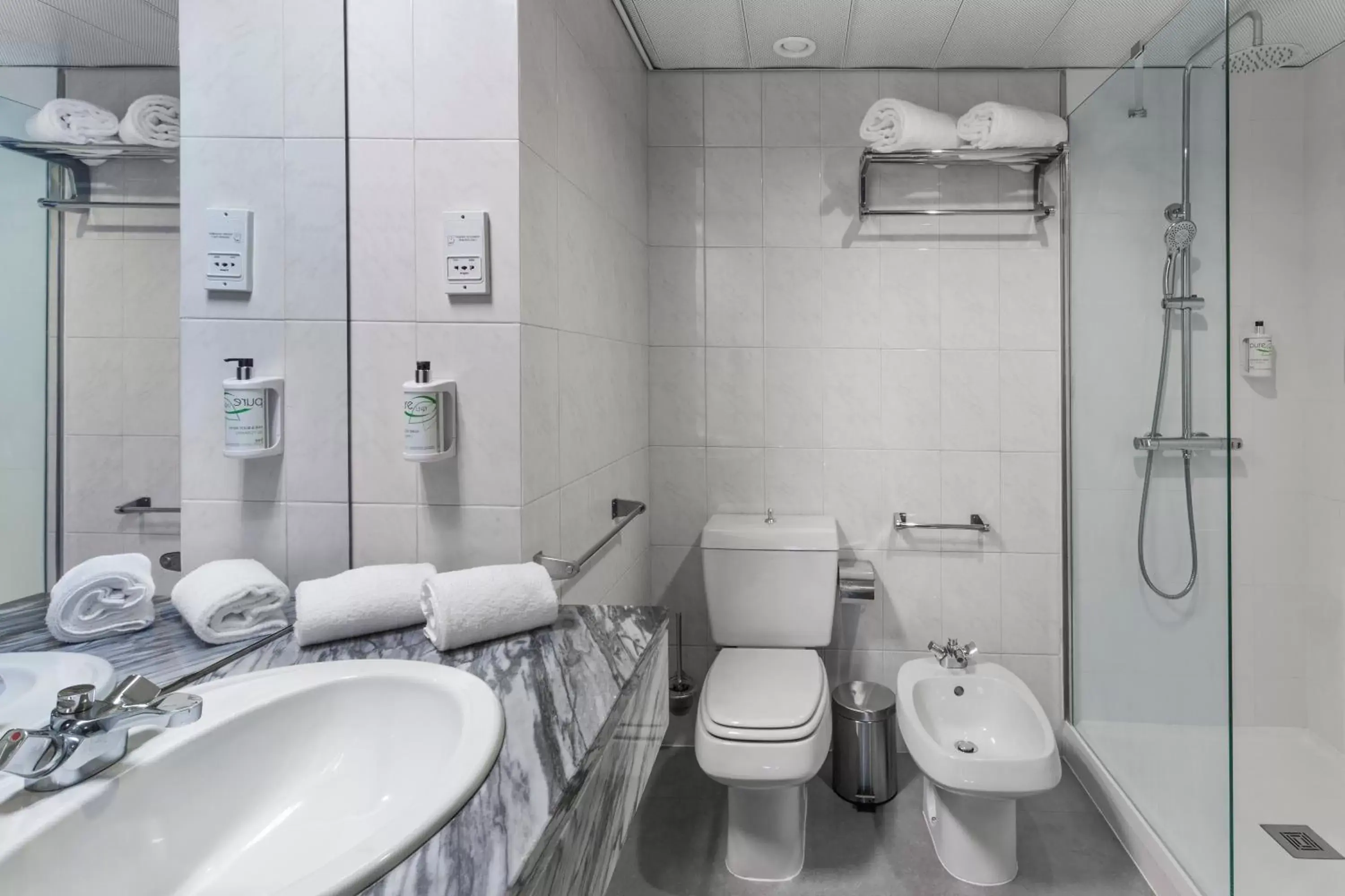 Shower, Bathroom in B&B HOTEL e Apartamentos Felgueiras