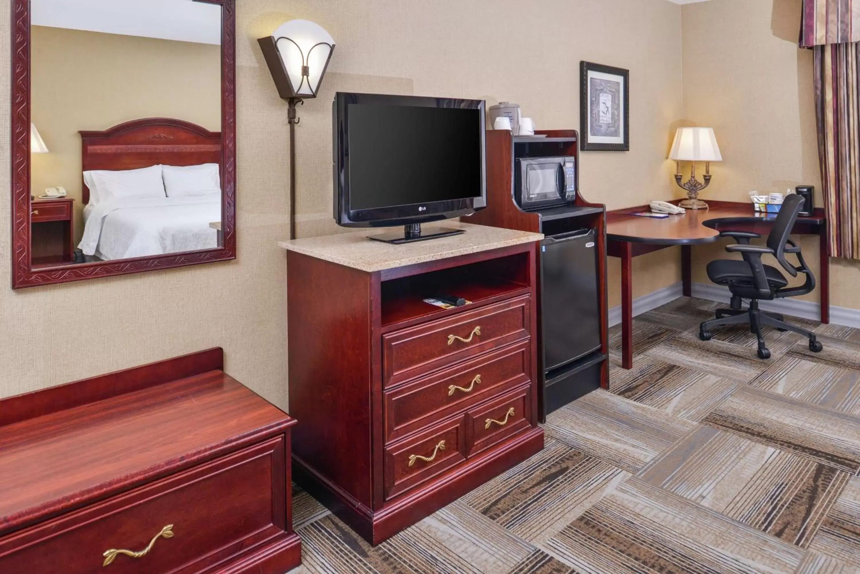 Bedroom, TV/Entertainment Center in Hampton Inn & Suites Boise-Meridian