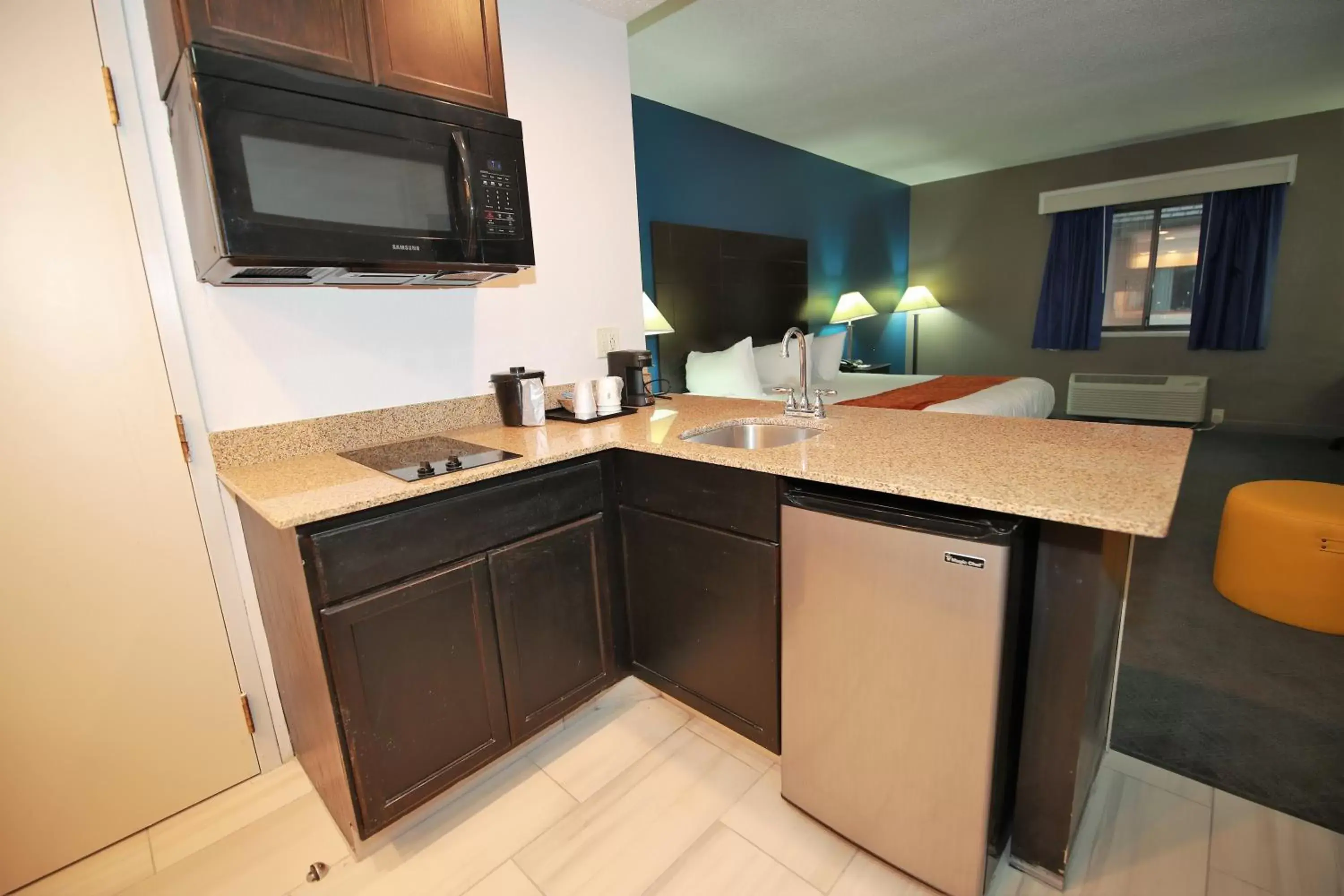 Kitchen or kitchenette, Bathroom in Comfort Inn & Suites Mundelein-Vernon Hills