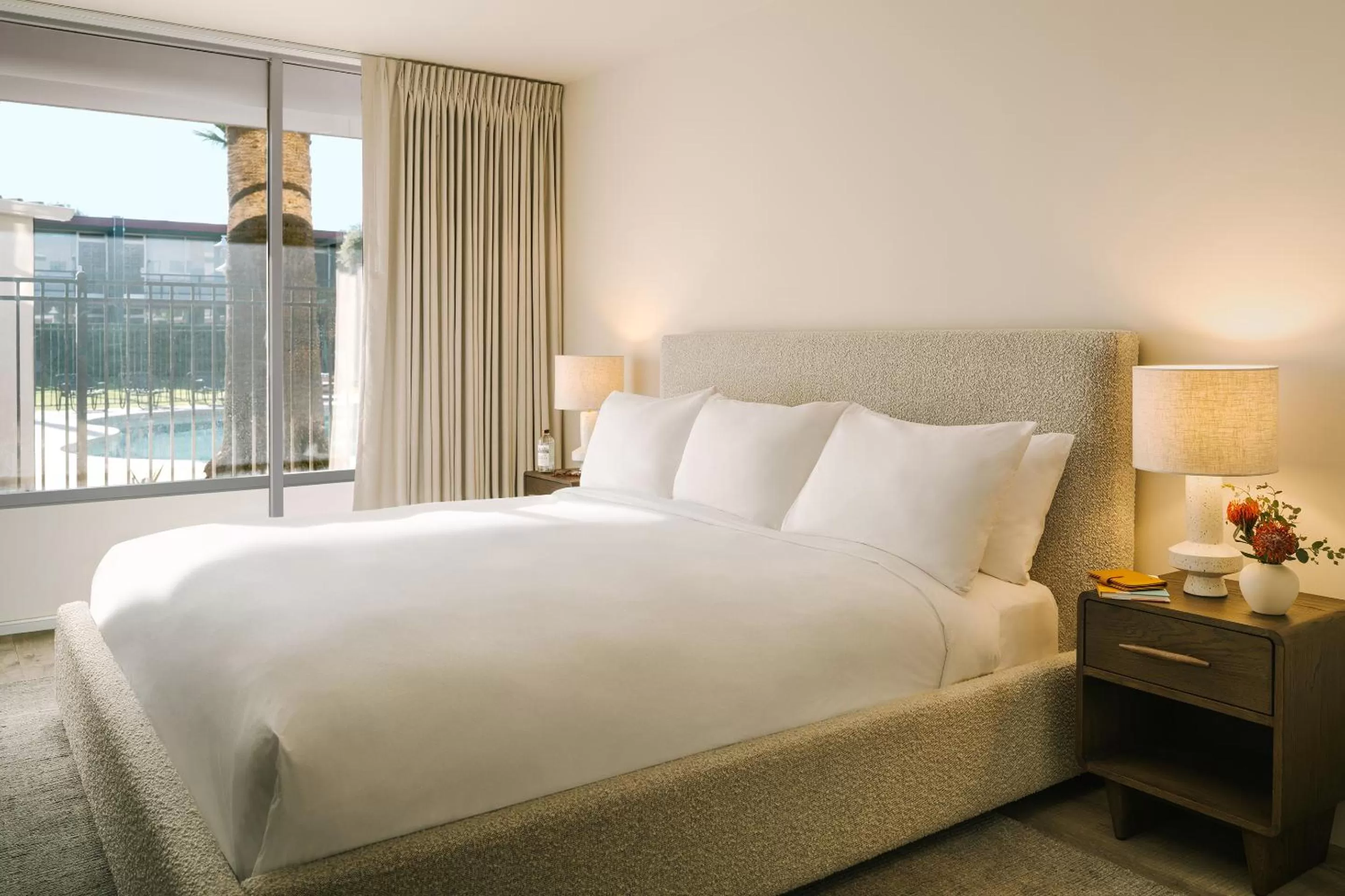 Living room, Bed in Sonder The Mariposa