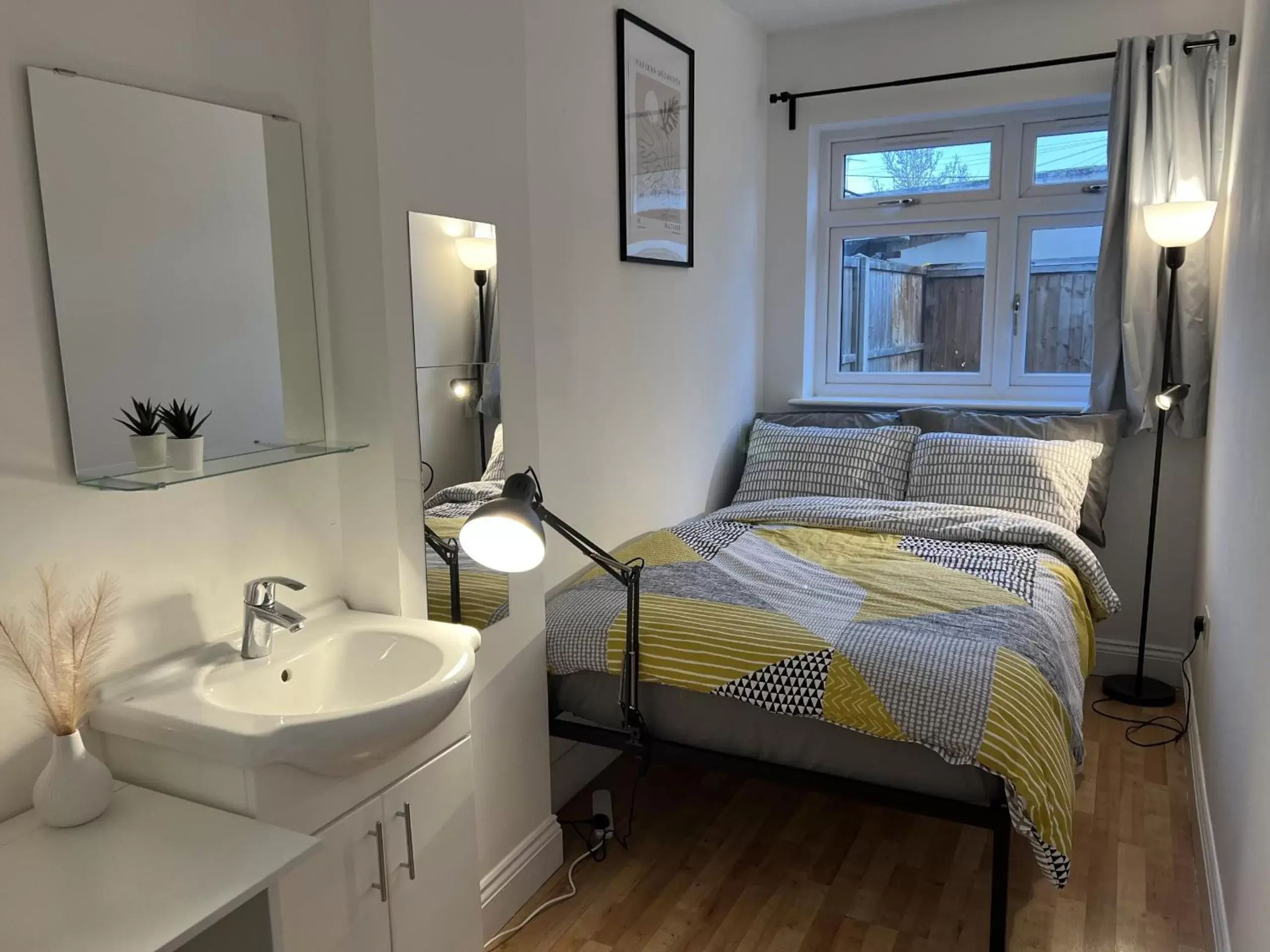 Standard Double Room with Shared Bathroom in 4 Wharncliffe Drive Standard Double Room with Shared Bathroom in 4 Wharncliffe Drive