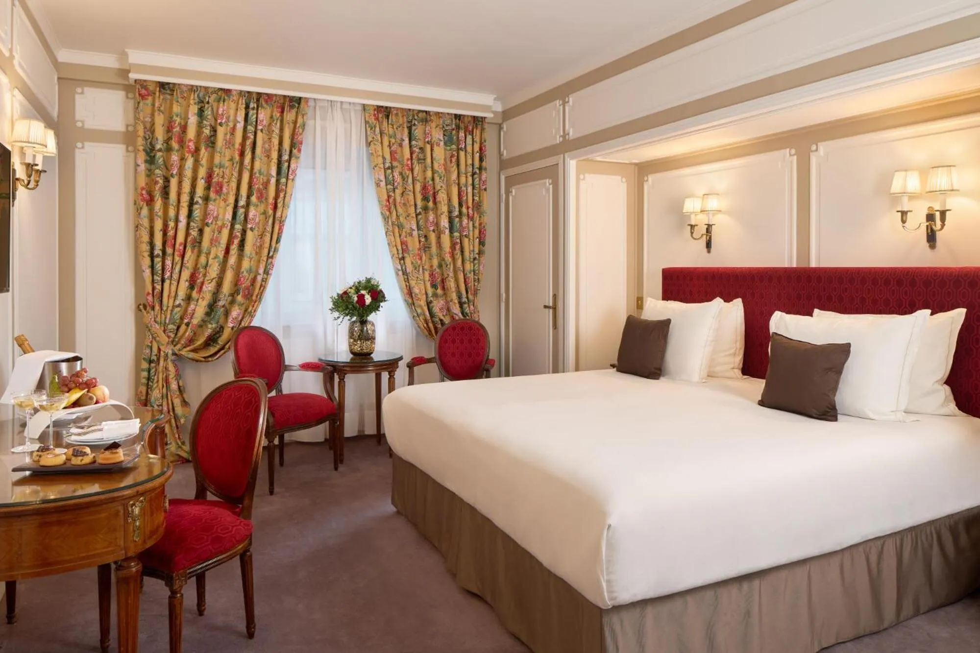 Bedroom, Bed in Majestic Hotel Spa - Champs Elysées