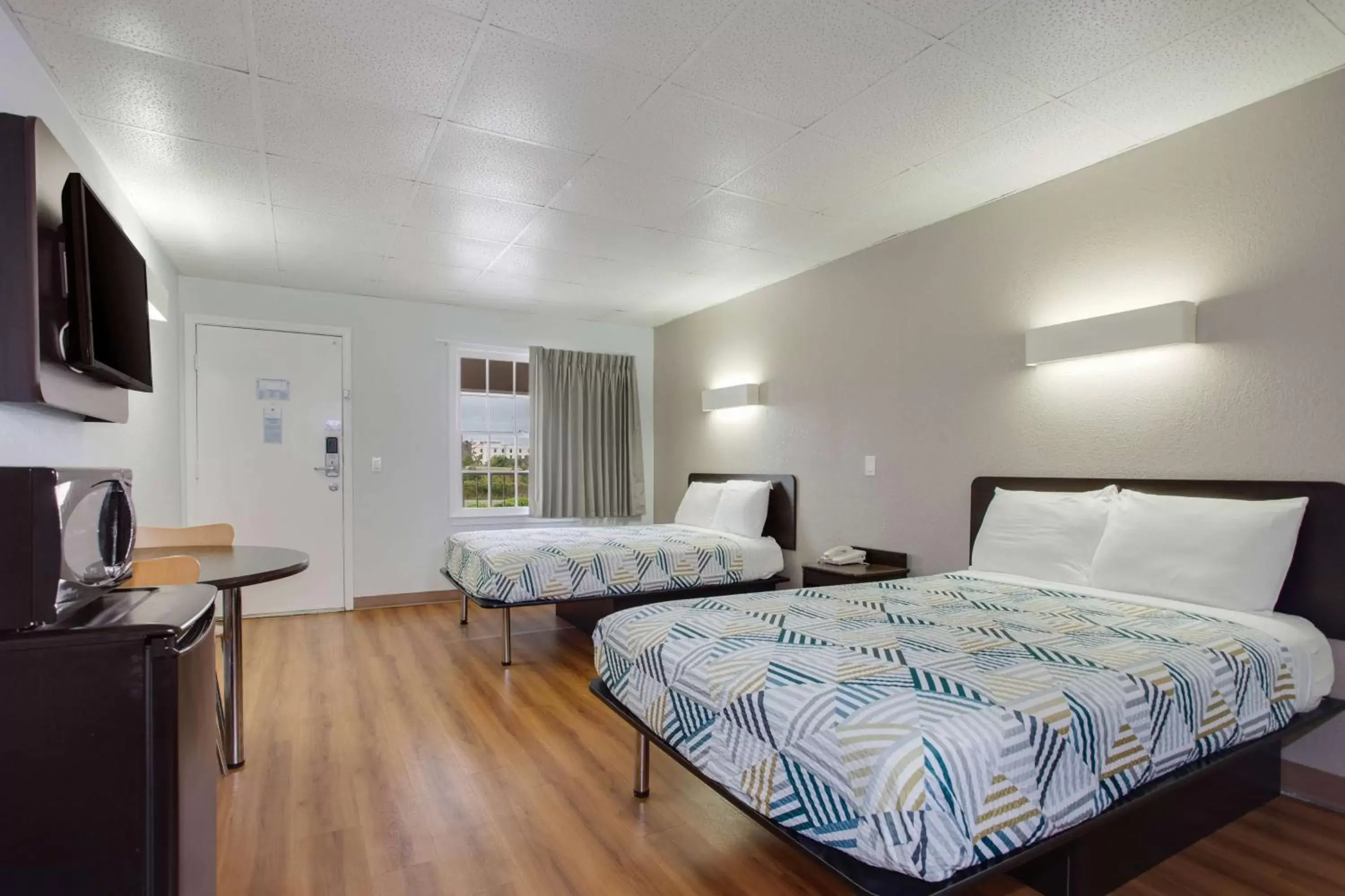 Photo of the whole room, Bed in Motel 6-Walterboro, SC