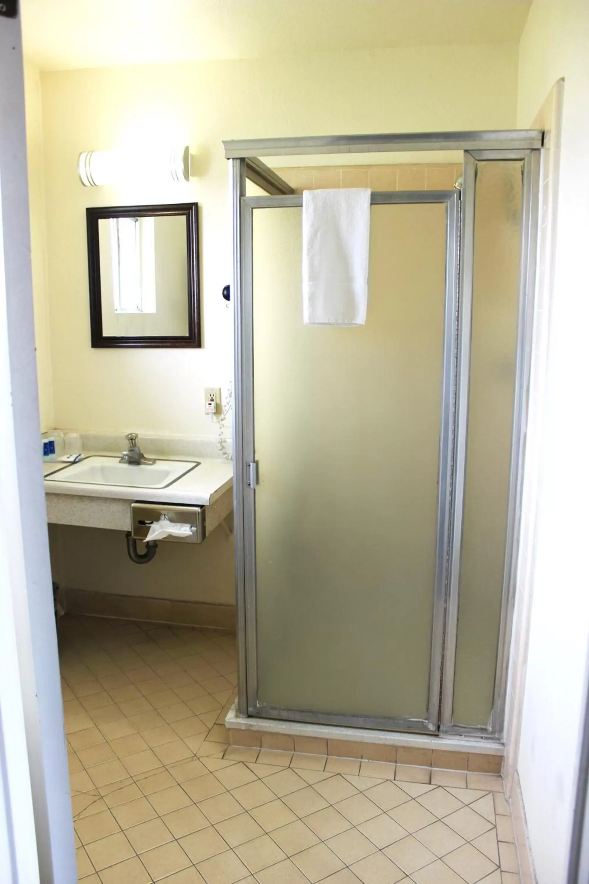 Shower, Bathroom in Rodeway Inn Near University-Gateway to Yosemite