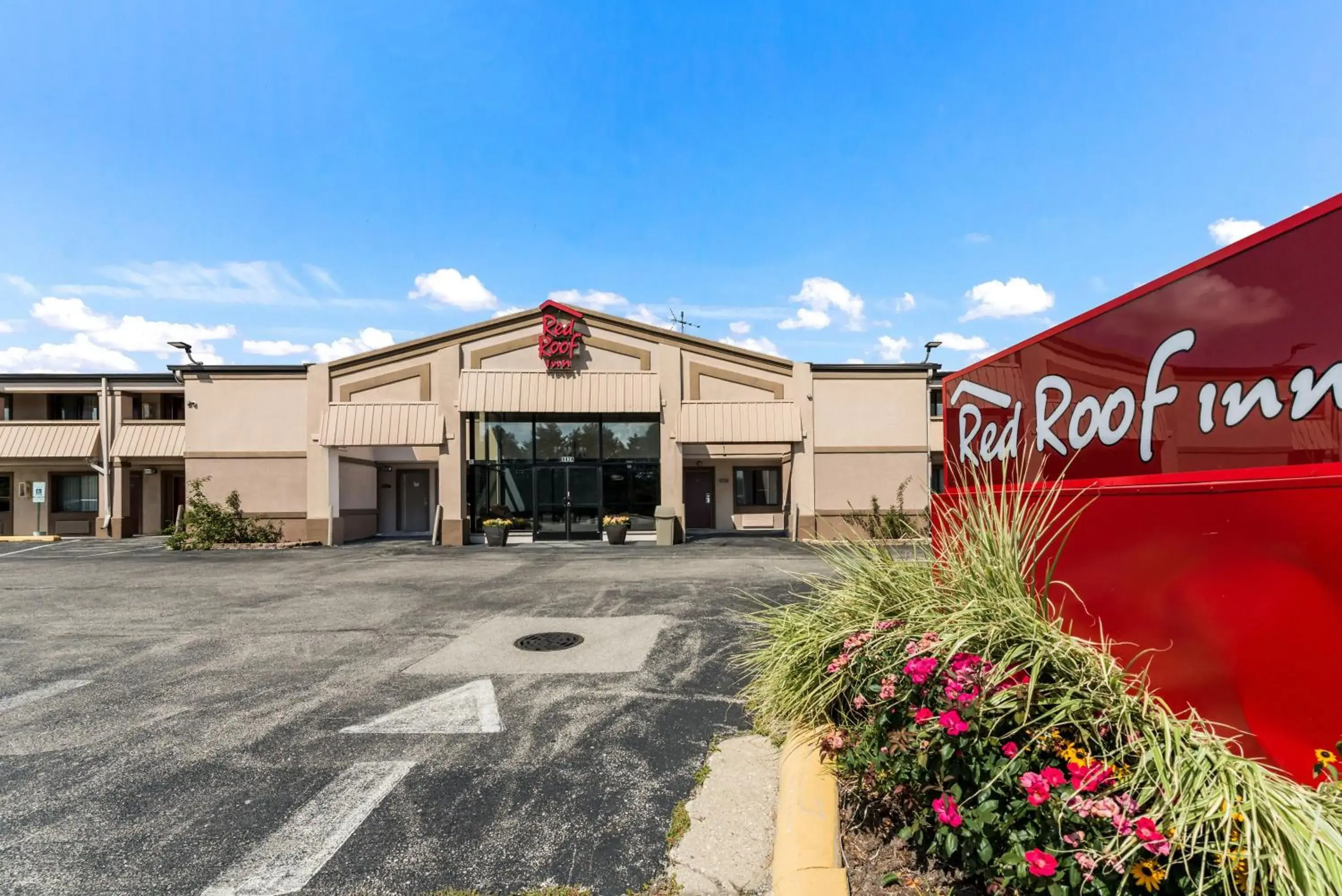 Property Building in Red Roof Inn Morton Grove