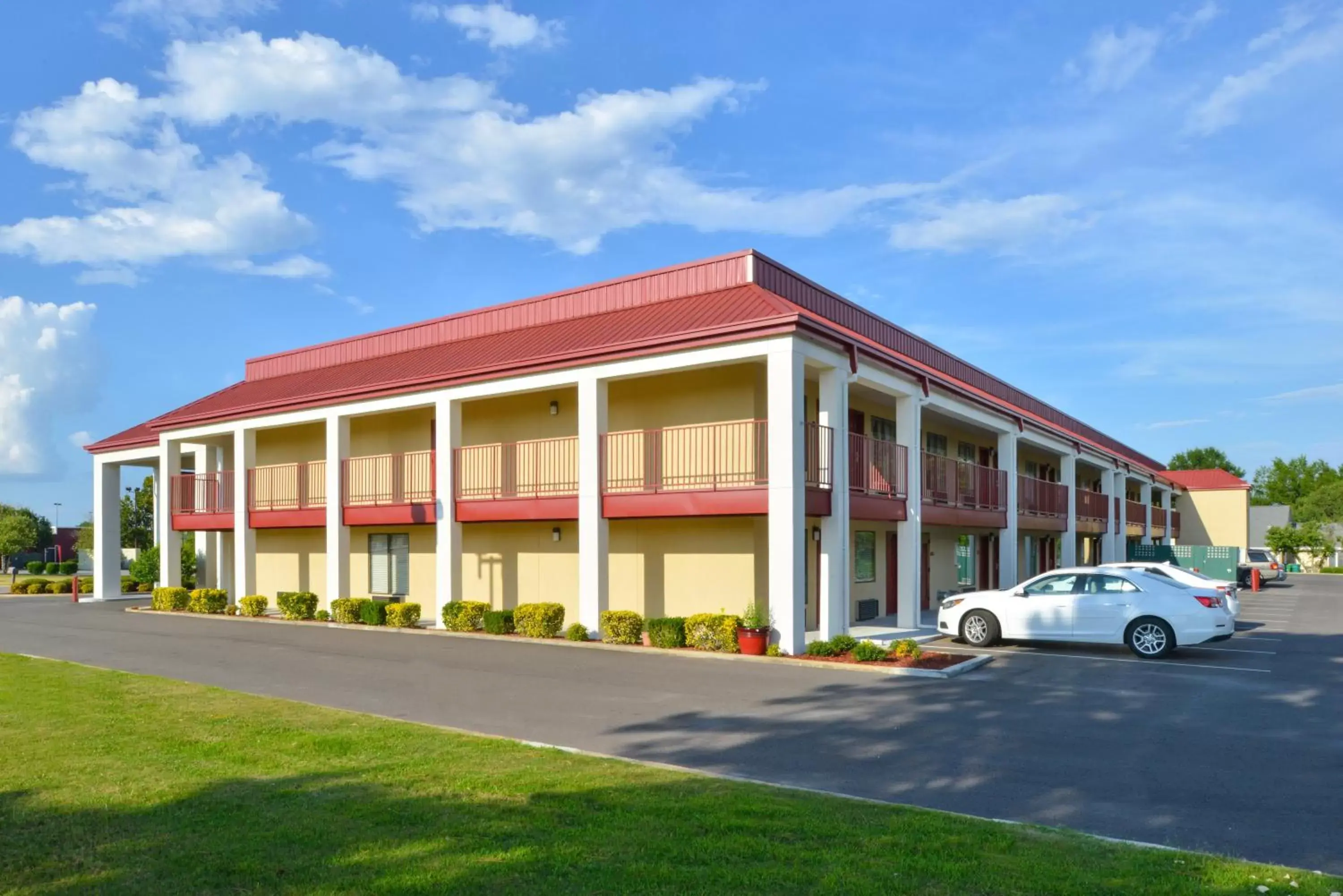 Property Building in Americas Best Value Inn Tupelo Barnes Crossing