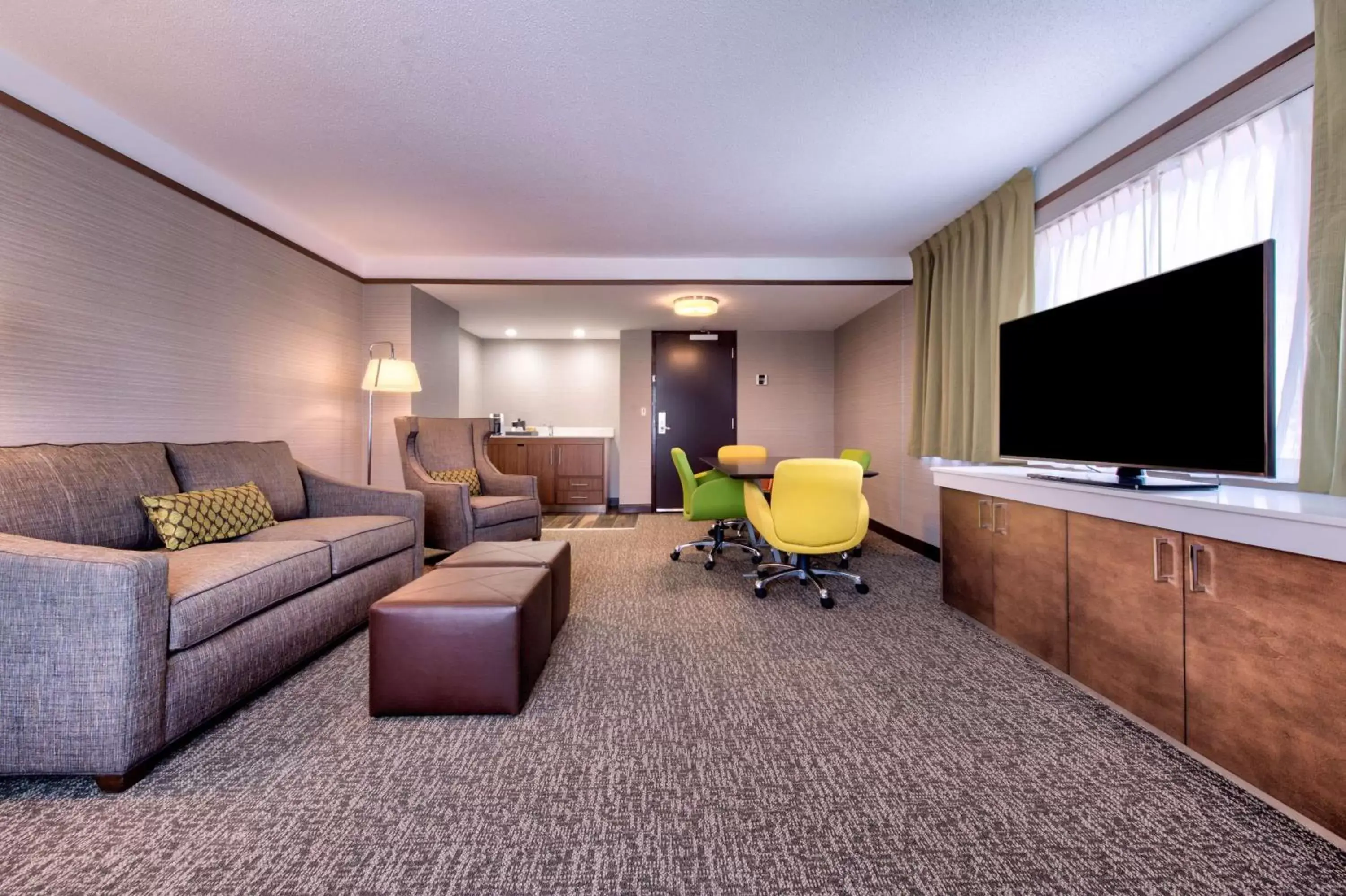 Bedroom, TV/Entertainment Center in Hilton Garden Inn Detroit Southfield