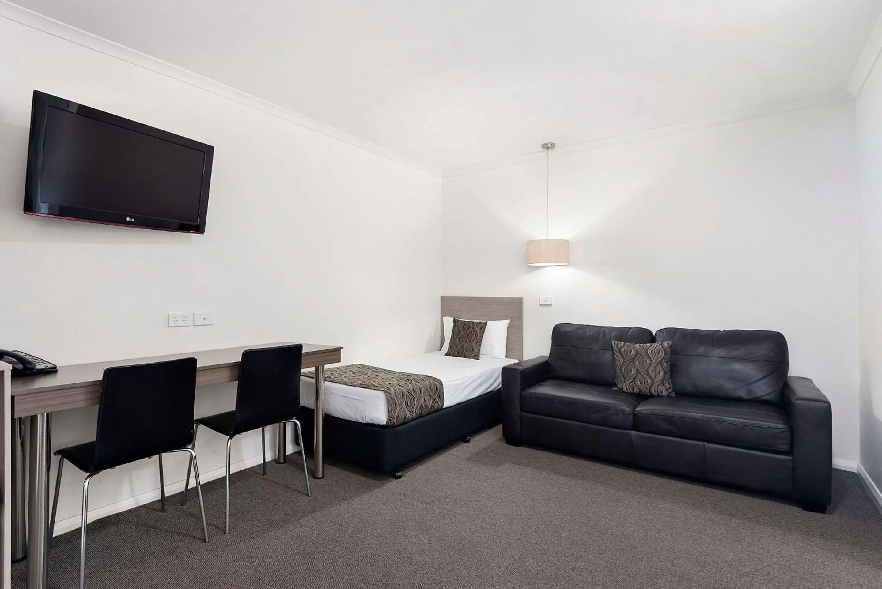 Bedroom, Seating Area in Econo Lodge Mildura